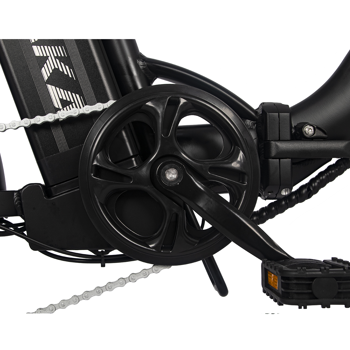 Zbliżenie pedałów, łańcucha i przerzutek roweru elektrycznego. Czarne elementy.