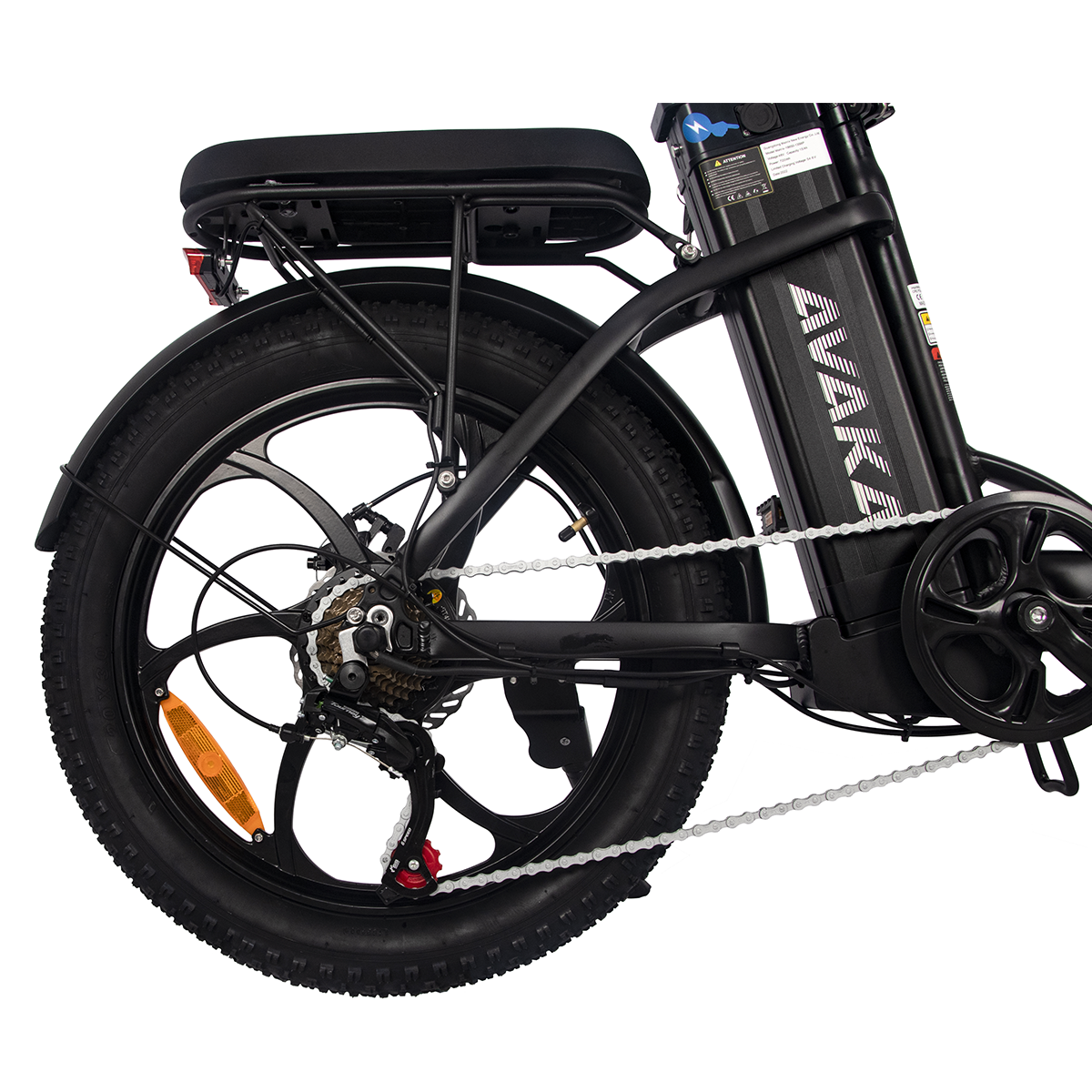 Zbliżenie tyłu czarnego roweru elektrycznego, pokazujące koło, biegi i bagażnik. Marka 'AVAKA' jest nadrukowana na baterii.