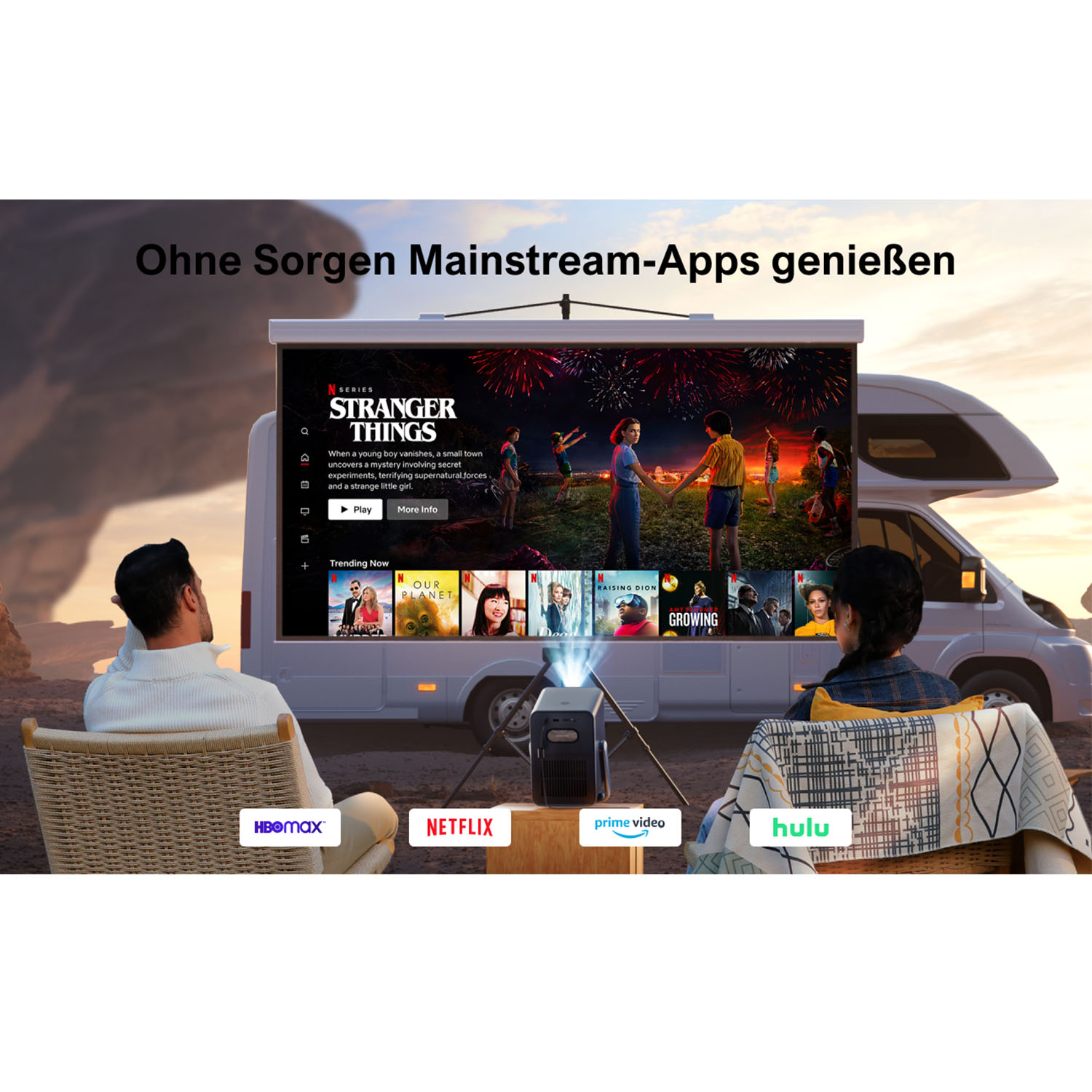 Zwei Personen schauen im Freien einen Film auf einer großen Leinwand.