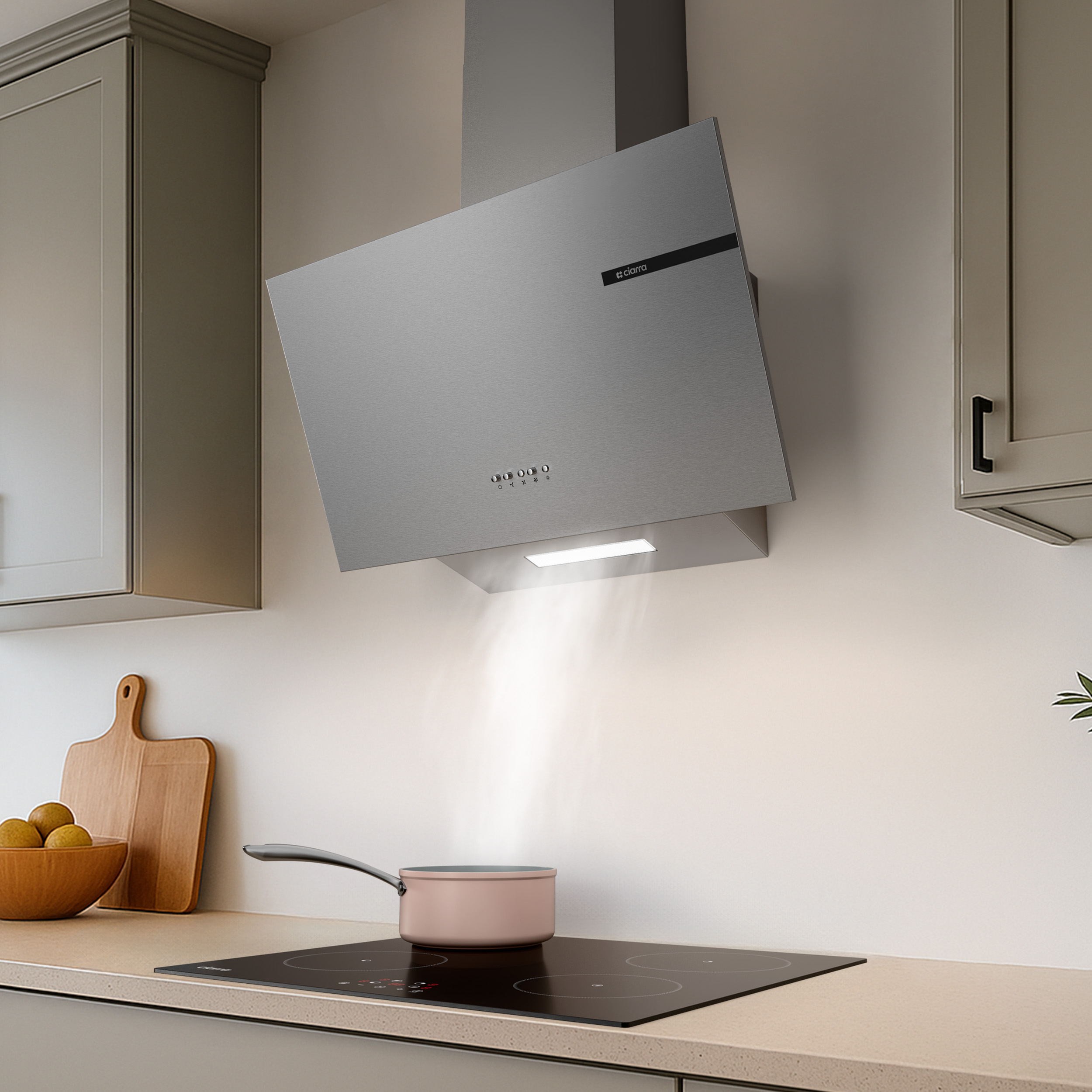 Cucina con cappa argentata sopra piano cottura nero. Pentola rosa sul fornello, vapore visibile. Armadi, tagliere e luce presenti.