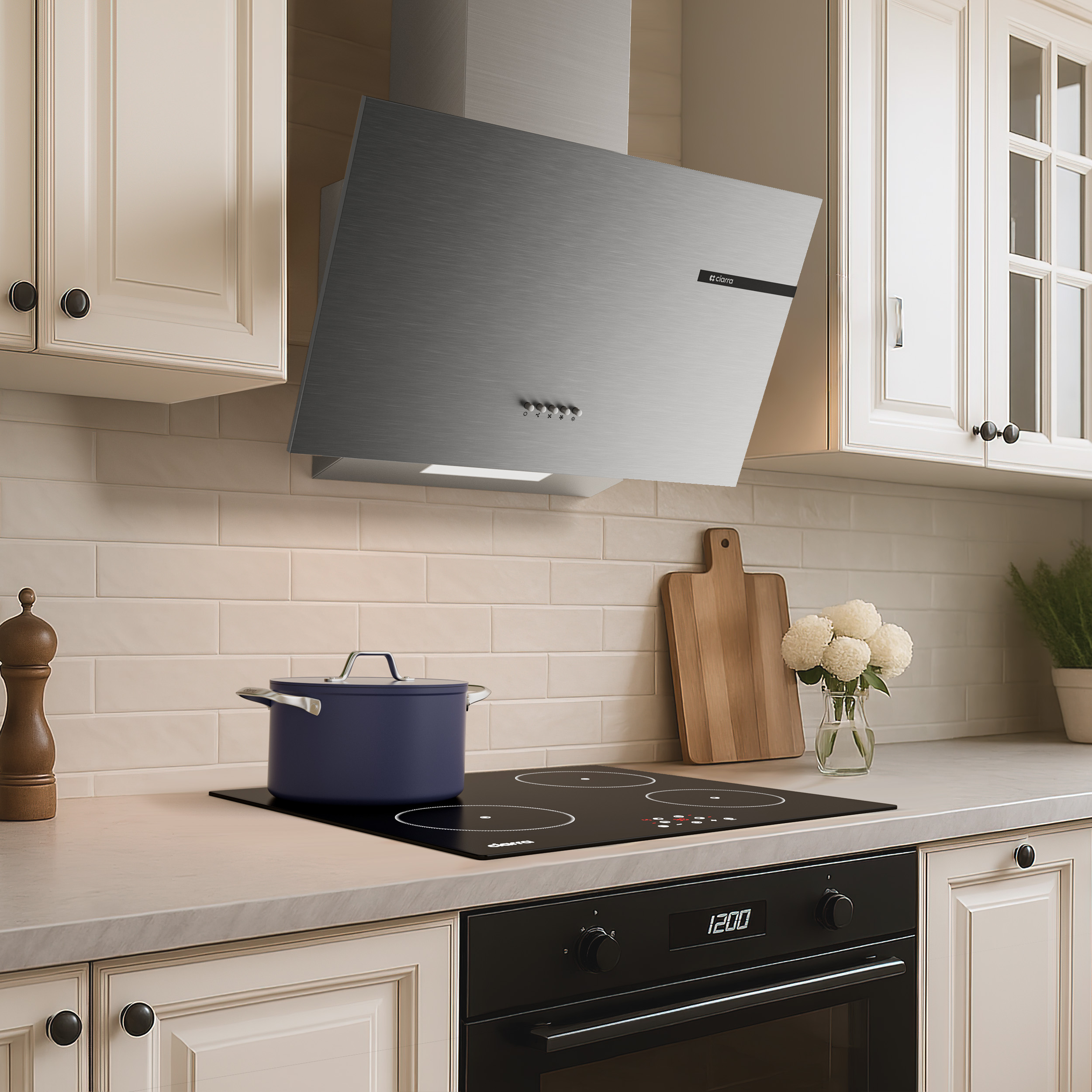 Scena cucina con una cappa in acciaio inox sopra un piano cottura a induzione e una pentola blu. Armadi bianchi visibili.