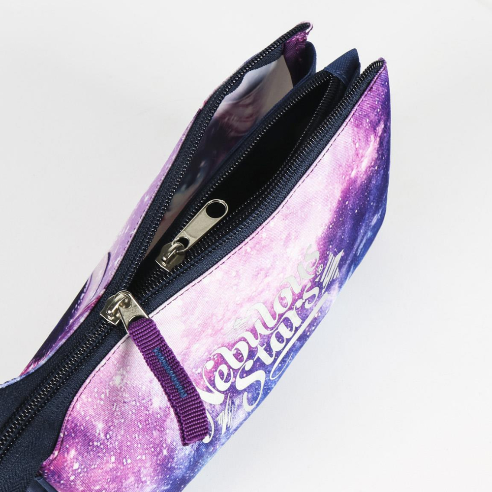 Estuche de lápices abierto con estampado de galaxia. Cremalleras visibles.