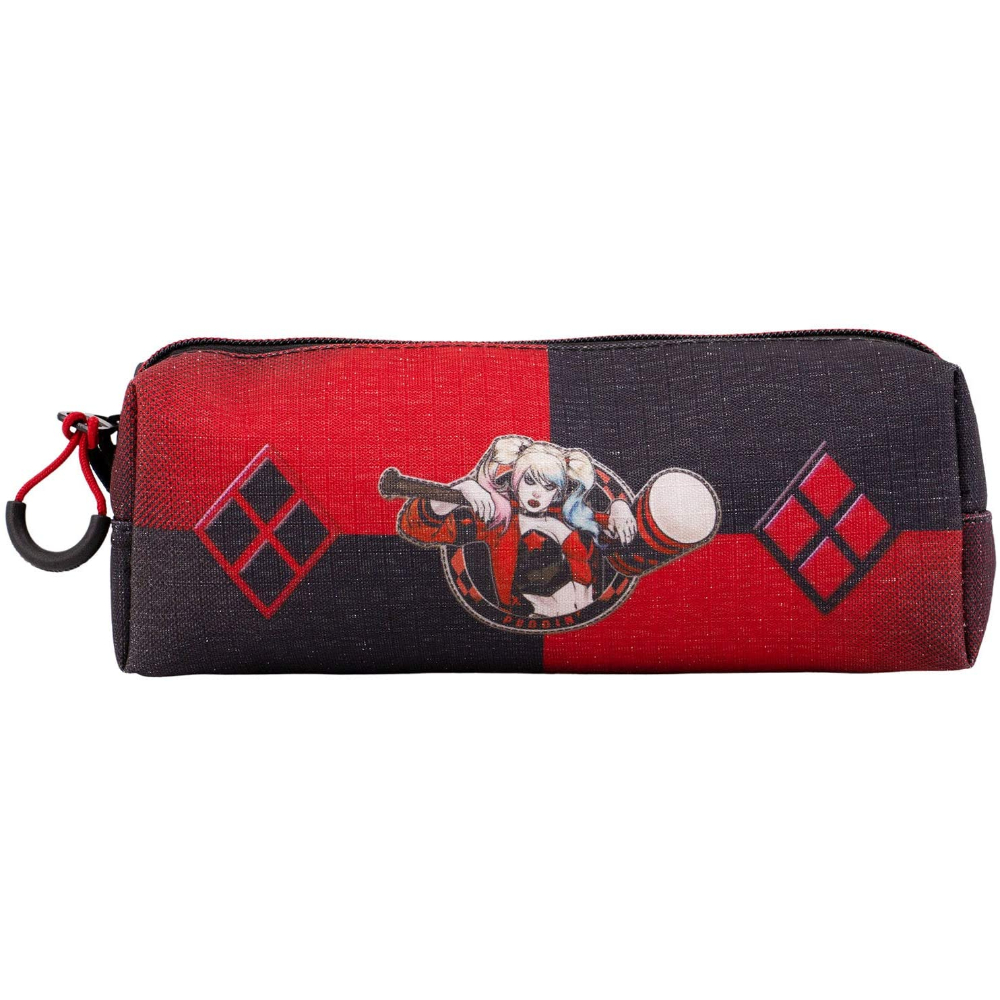 Estuche de Harley Quinn. Presenta un patrón de tablero de ajedrez rojo y negro con su imagen.