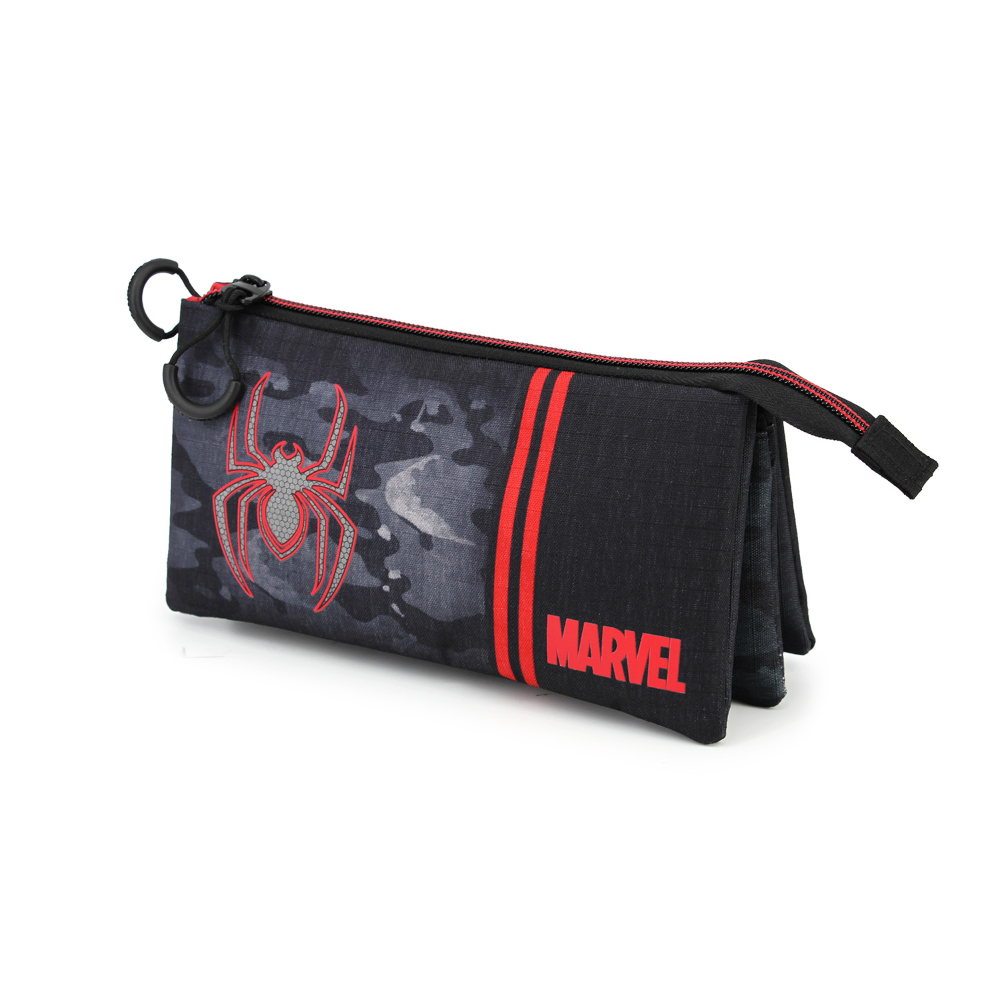 Estuche de Spider-Man. Patrón de camuflaje negro y gris, rayas rojas y logotipo de Spider-Man.