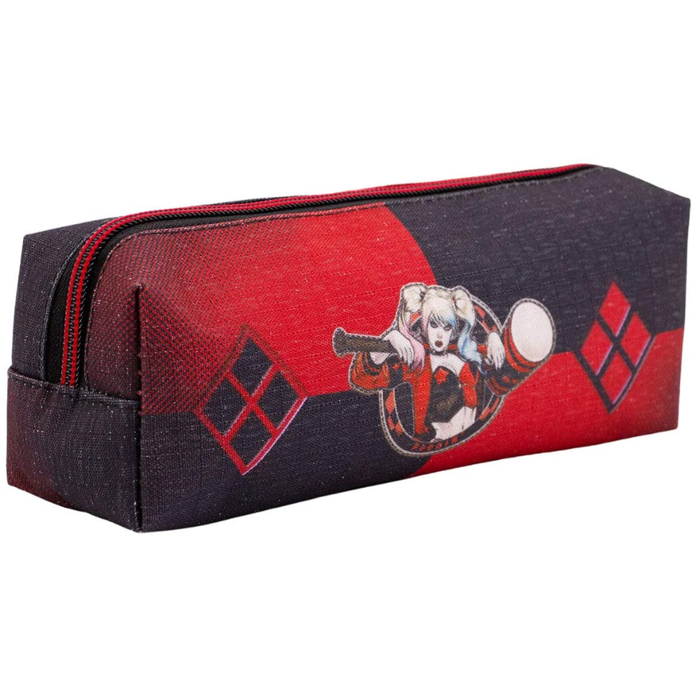 Estuche de Harley Quinn. Presenta un patrón de tablero de ajedrez rojo y negro con su imagen.