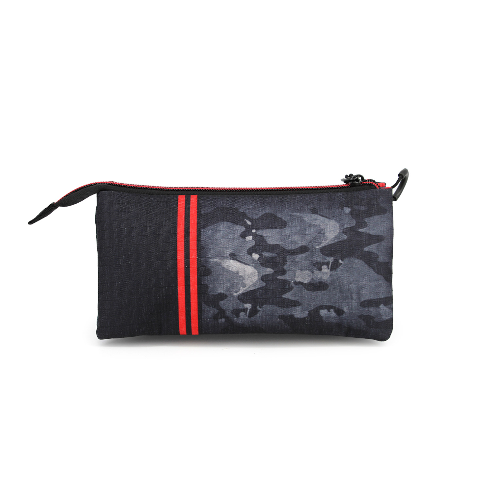 Estuche de Spider-Man de Marvel. Tiene un patrón de camuflaje con un logotipo de araña roja.
