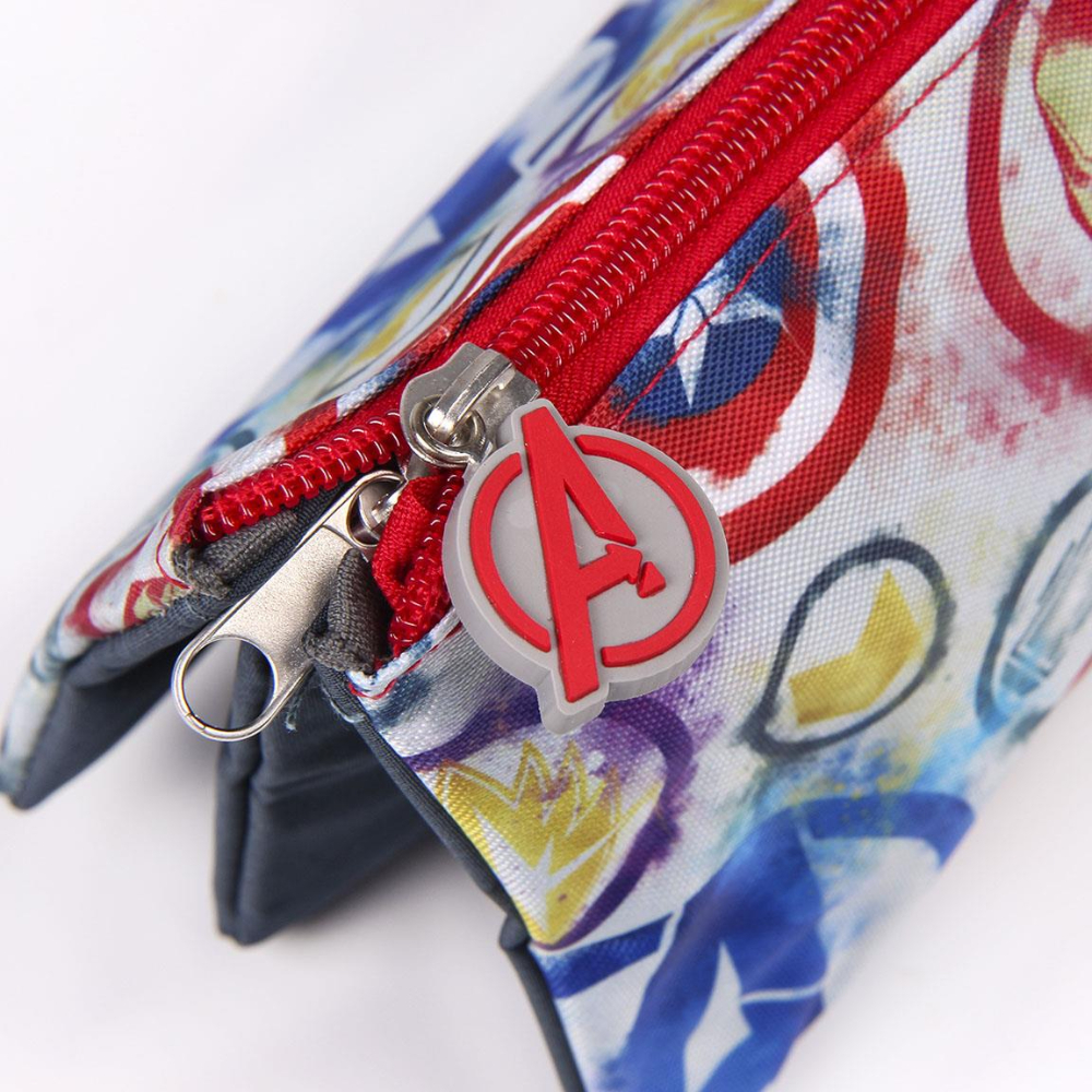 Estuche con el logo de los Vengadores.
