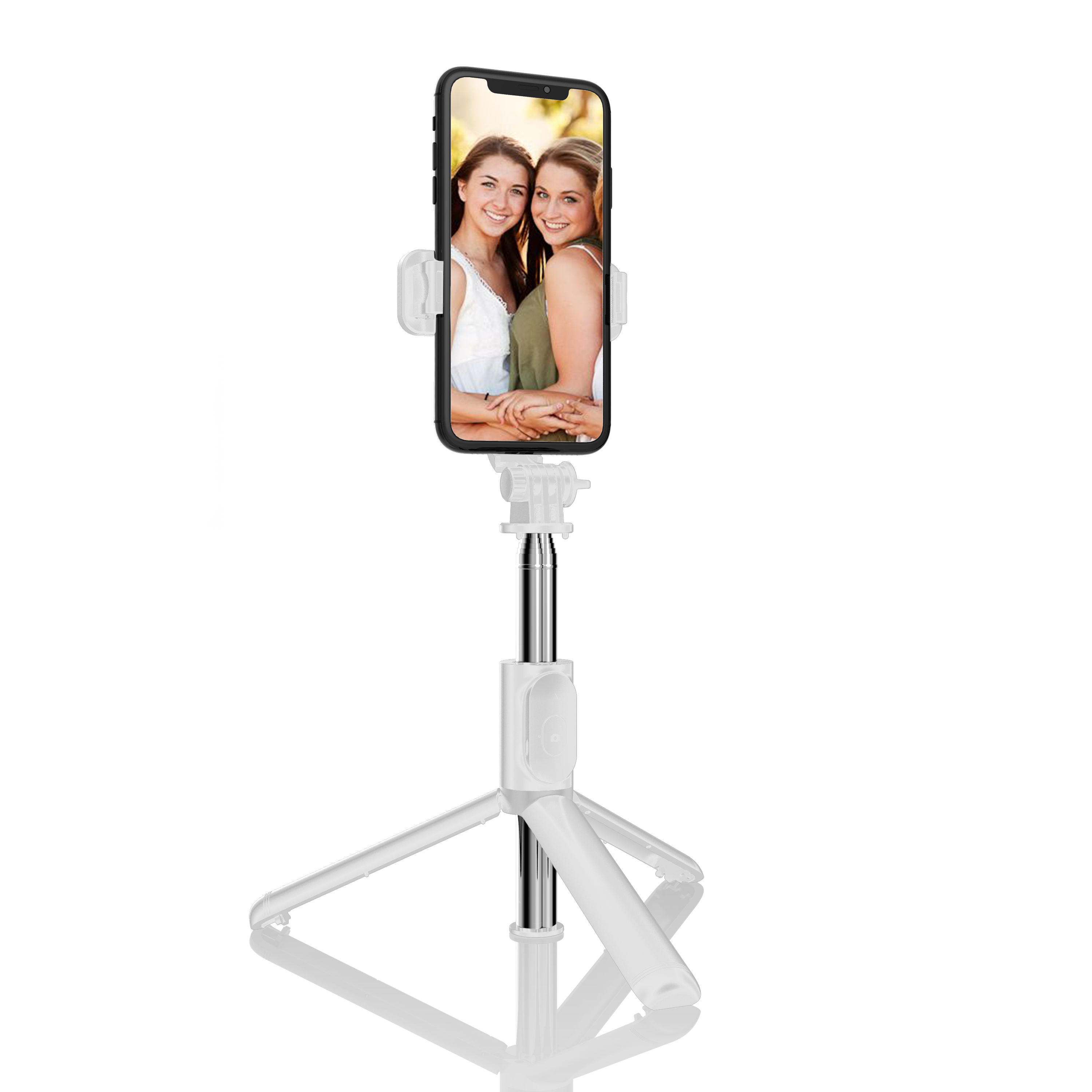 Un bastone per selfie tiene un telefono che mostra due donne sorridenti. Il bastone è bianco, su sfondo bianco.