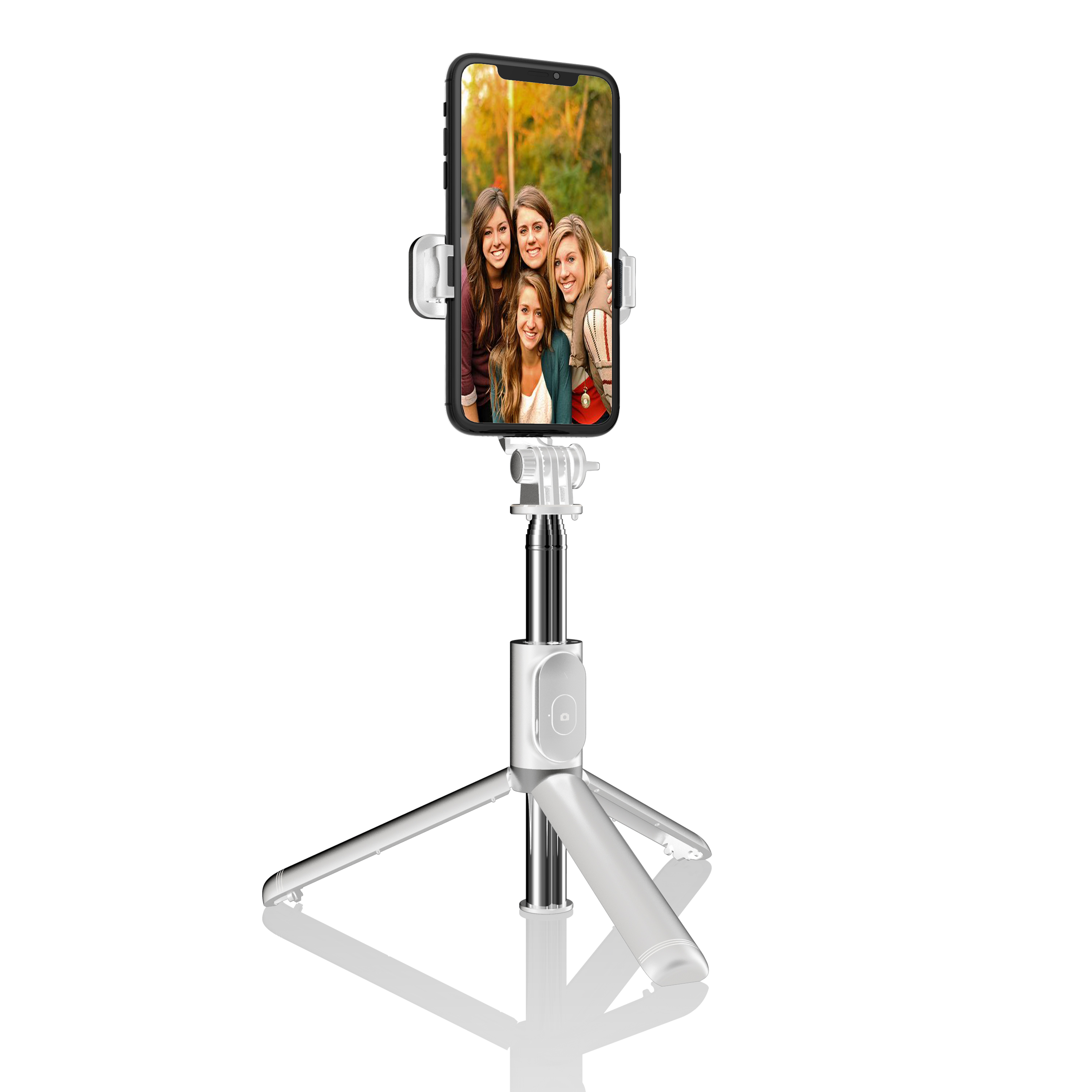 Selfie stick con telefono che mostra quattro persone, su treppiede. Sfondo bianco.