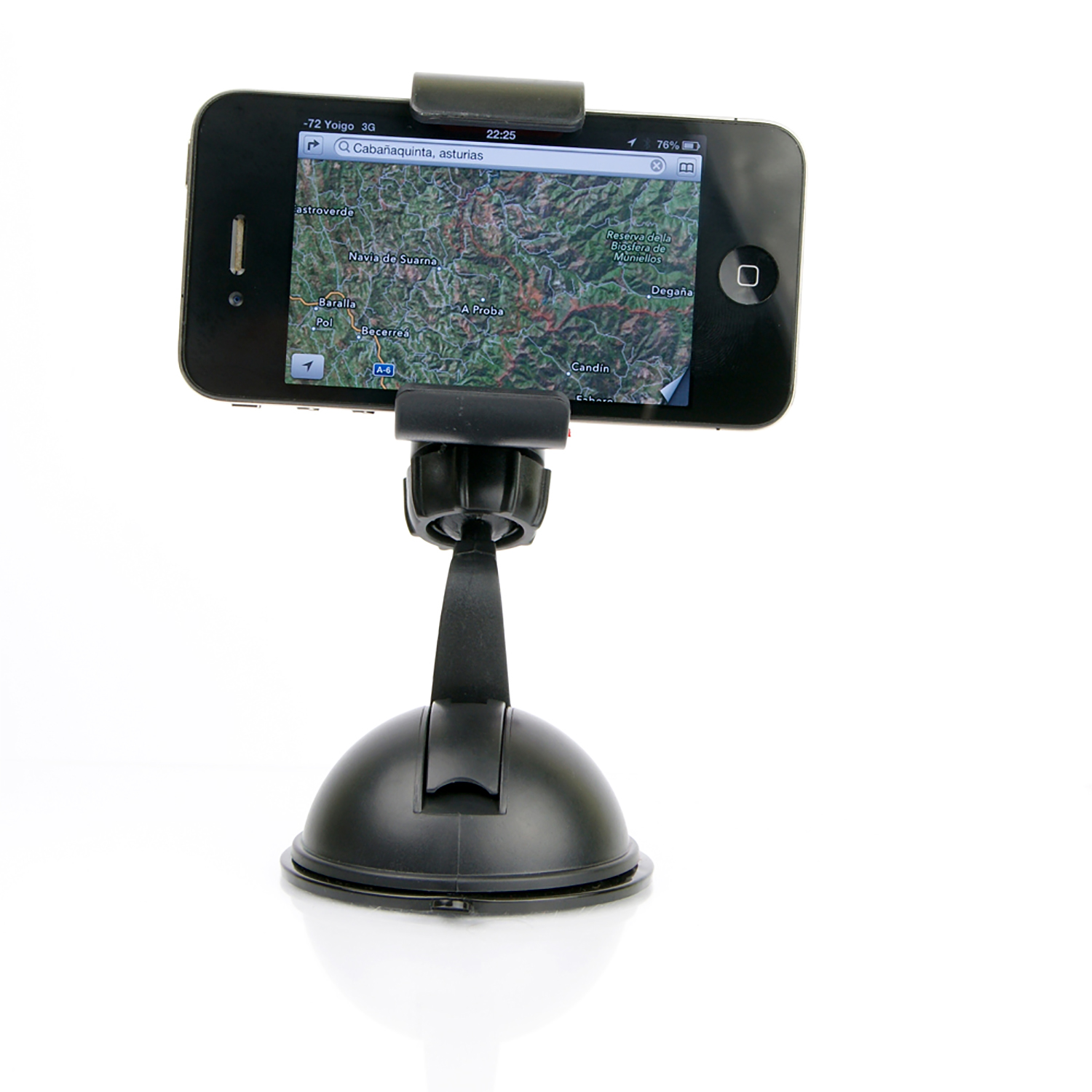 Teléfono montado en el parabrisas del coche. Navegación GPS mostrada. Fondo blanco.
