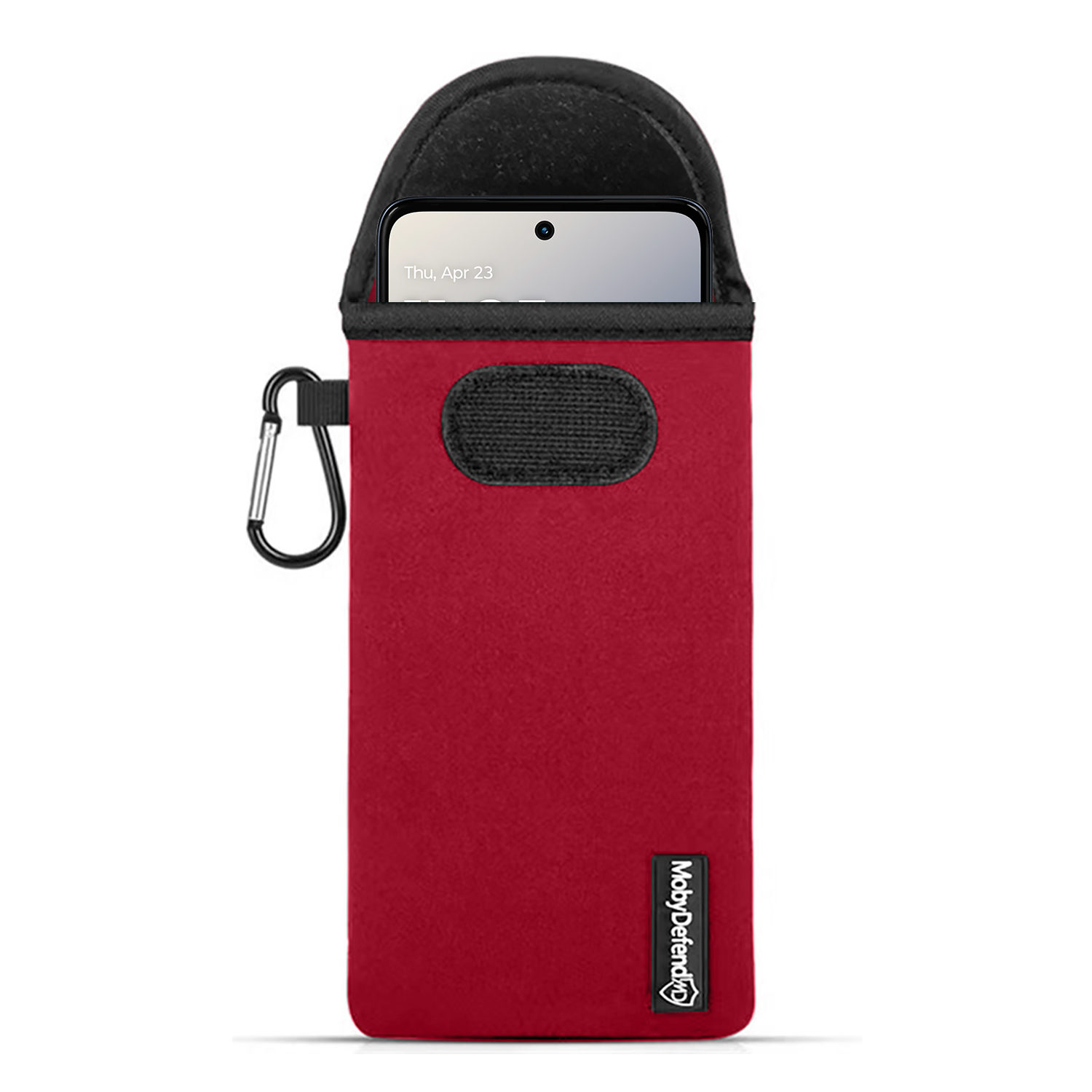 Rode telefoonhoes met telefoon erin, karabijnhaak bevestigd. De telefoon toont datum en tijd.
