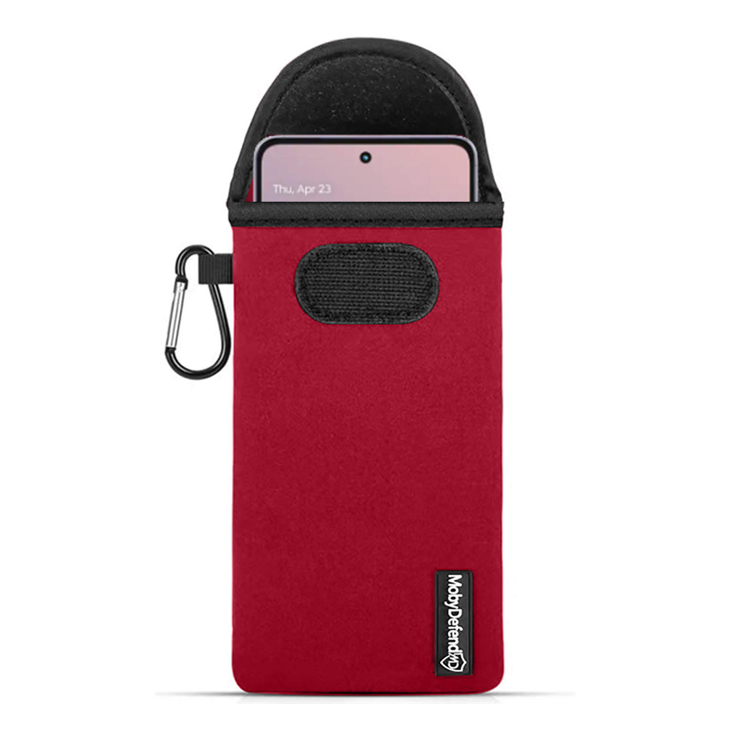 Rode telefoonhoes met telefoon erin, karabijnhaak bevestigd. De telefoon toont datum en tijd.