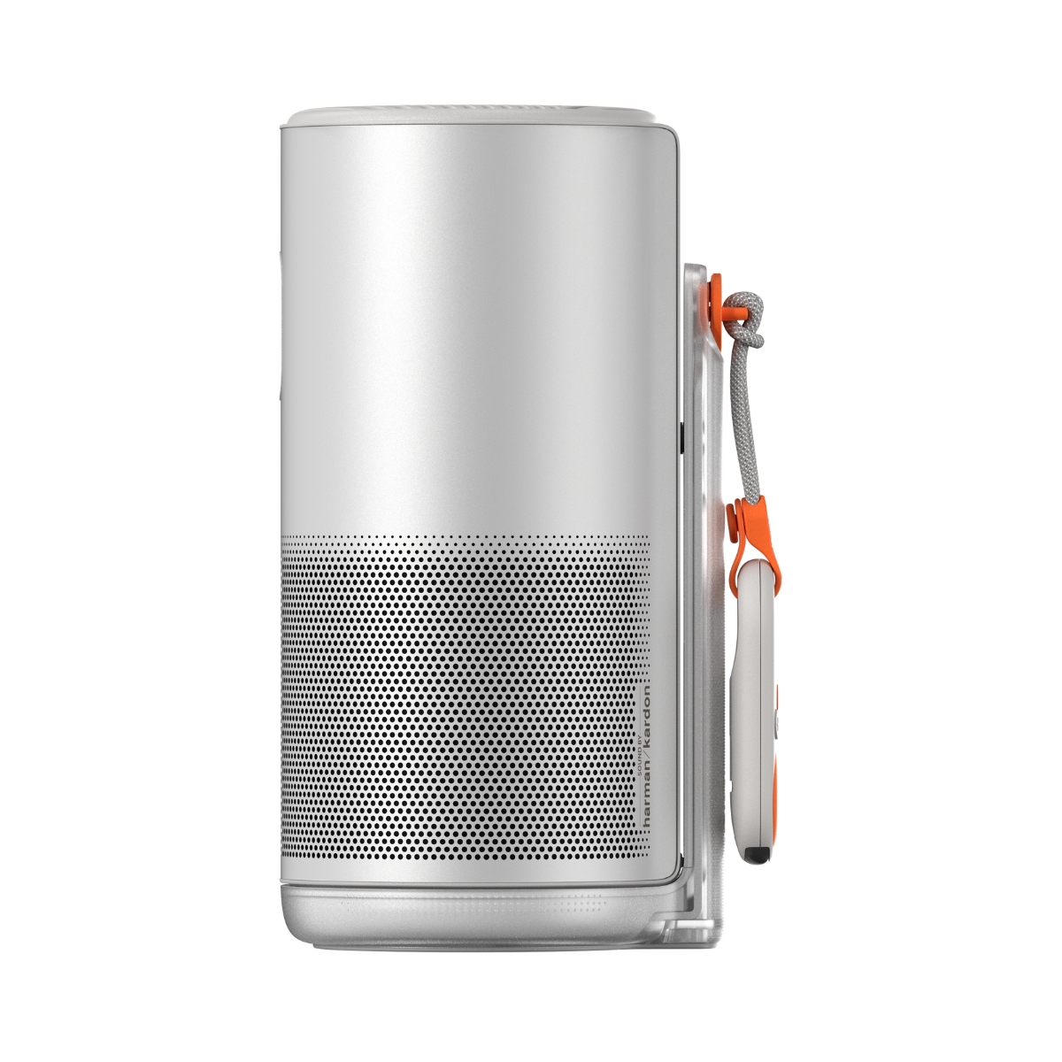 Altavoz plateado y blanco con correa naranja. Vista lateral. Diseño perforado. Fondo blanco.