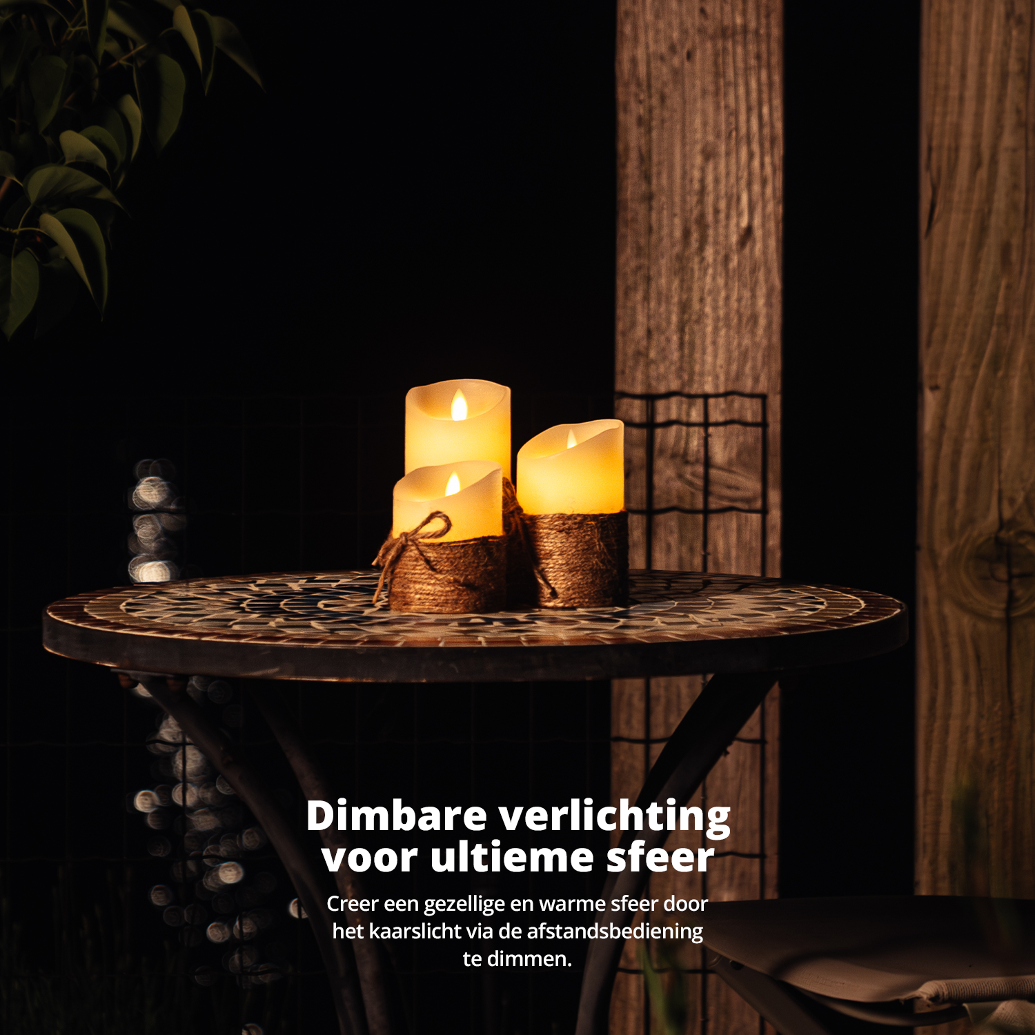 Drie brandende kaarsen op een tafel. De kaarsen staan in decoratieve houders, met een donkere achtergrond.