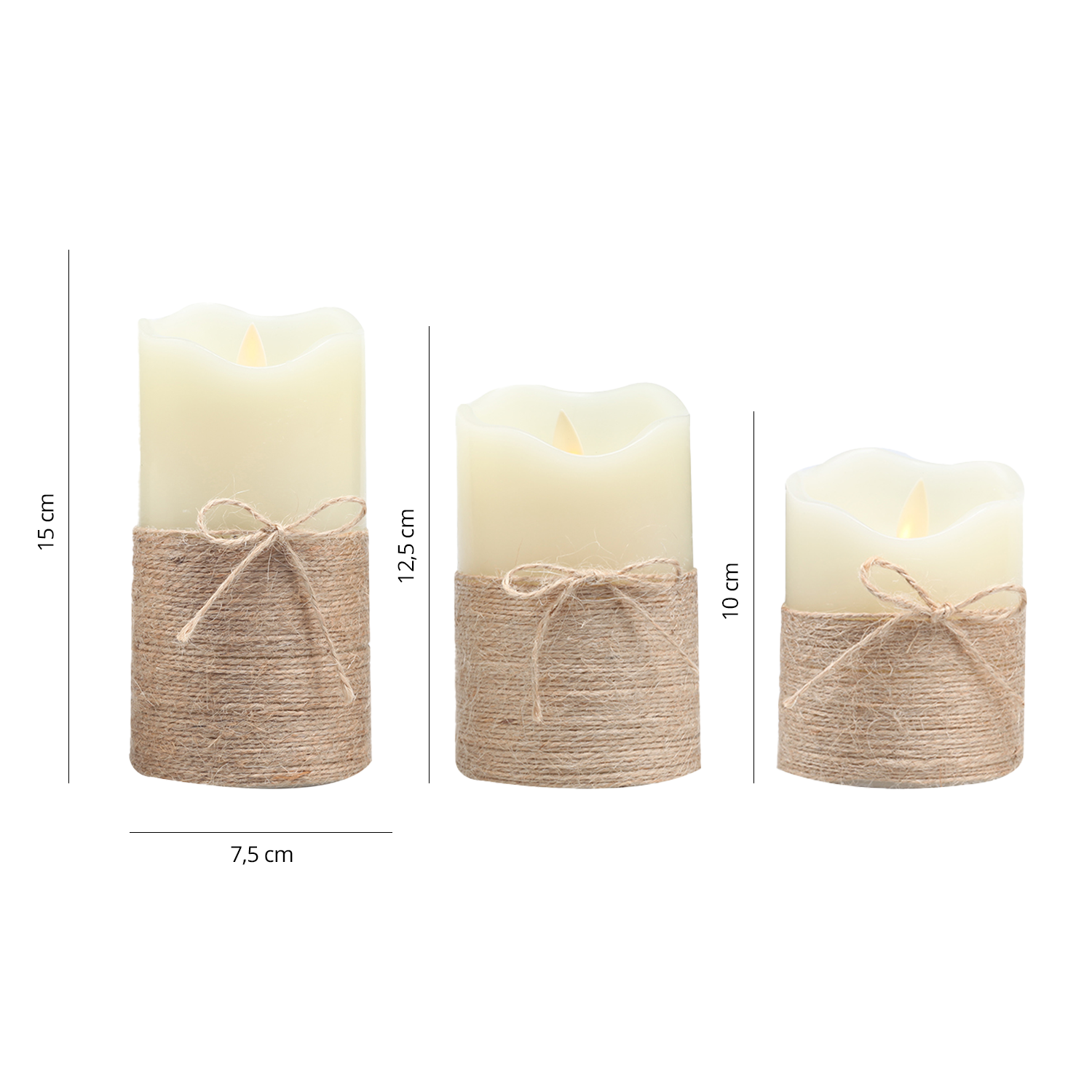 Drie crème-kleurige, kaarsachtige objecten met een touwstrik rond de basis, witte achtergrond.