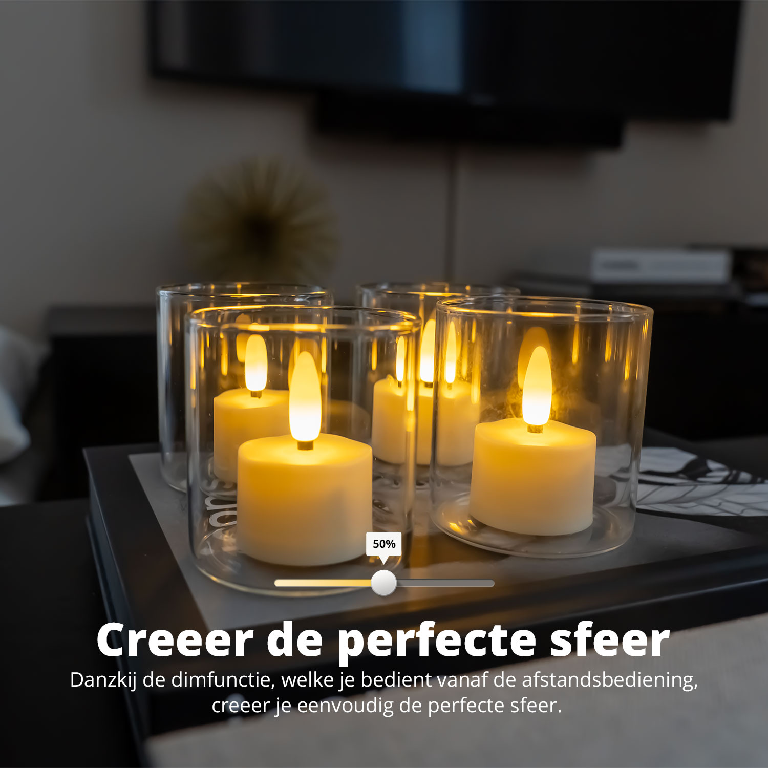 Vijf kaarsen in glazen op een donker oppervlak. Daaronder een tekst.