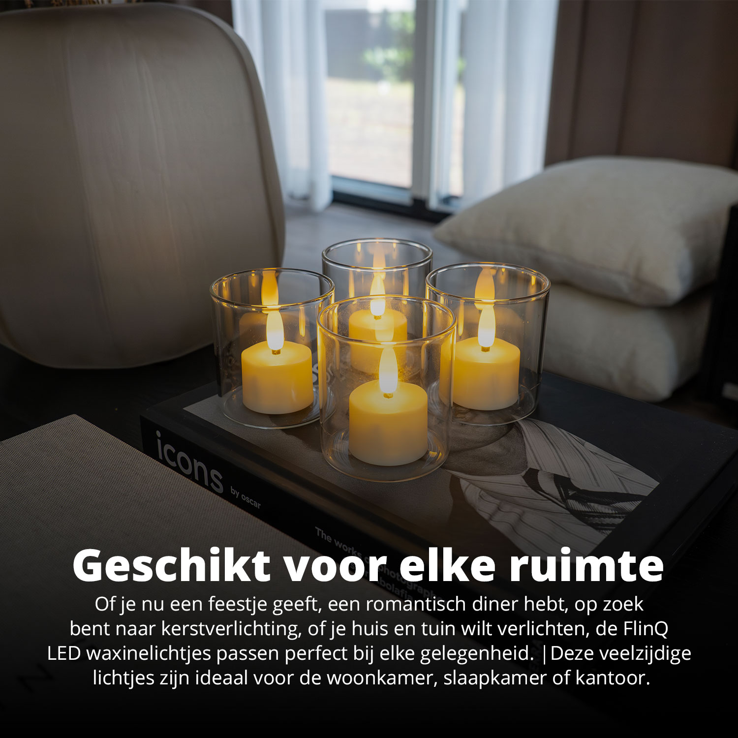 Vier kaarsen in glazen op een donker oppervlak. Tekst en een boek eronder.