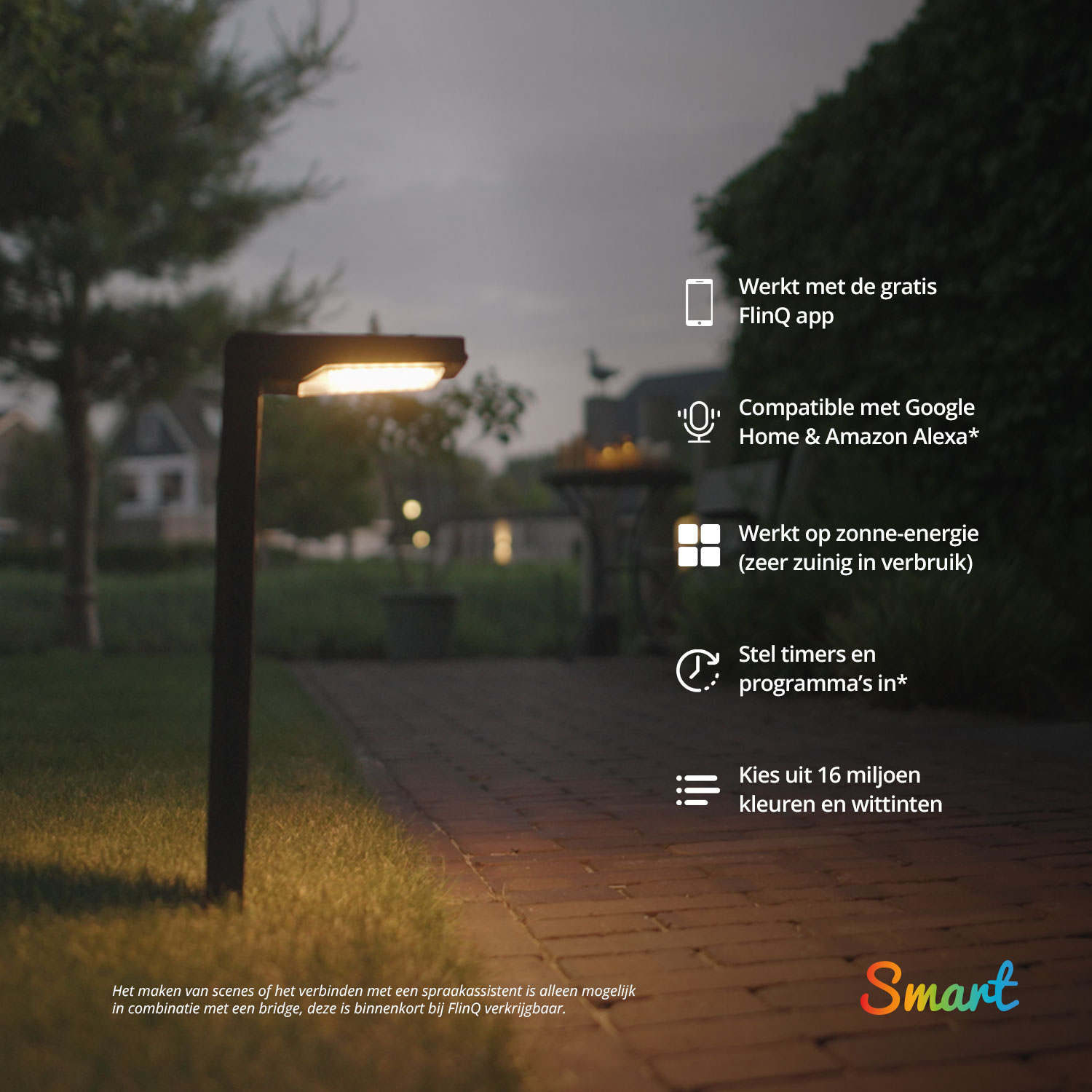 Een zwarte moderne buitenlamp brandt in een tuin. De tekst rechts beschrijft de kenmerken van de lamp.