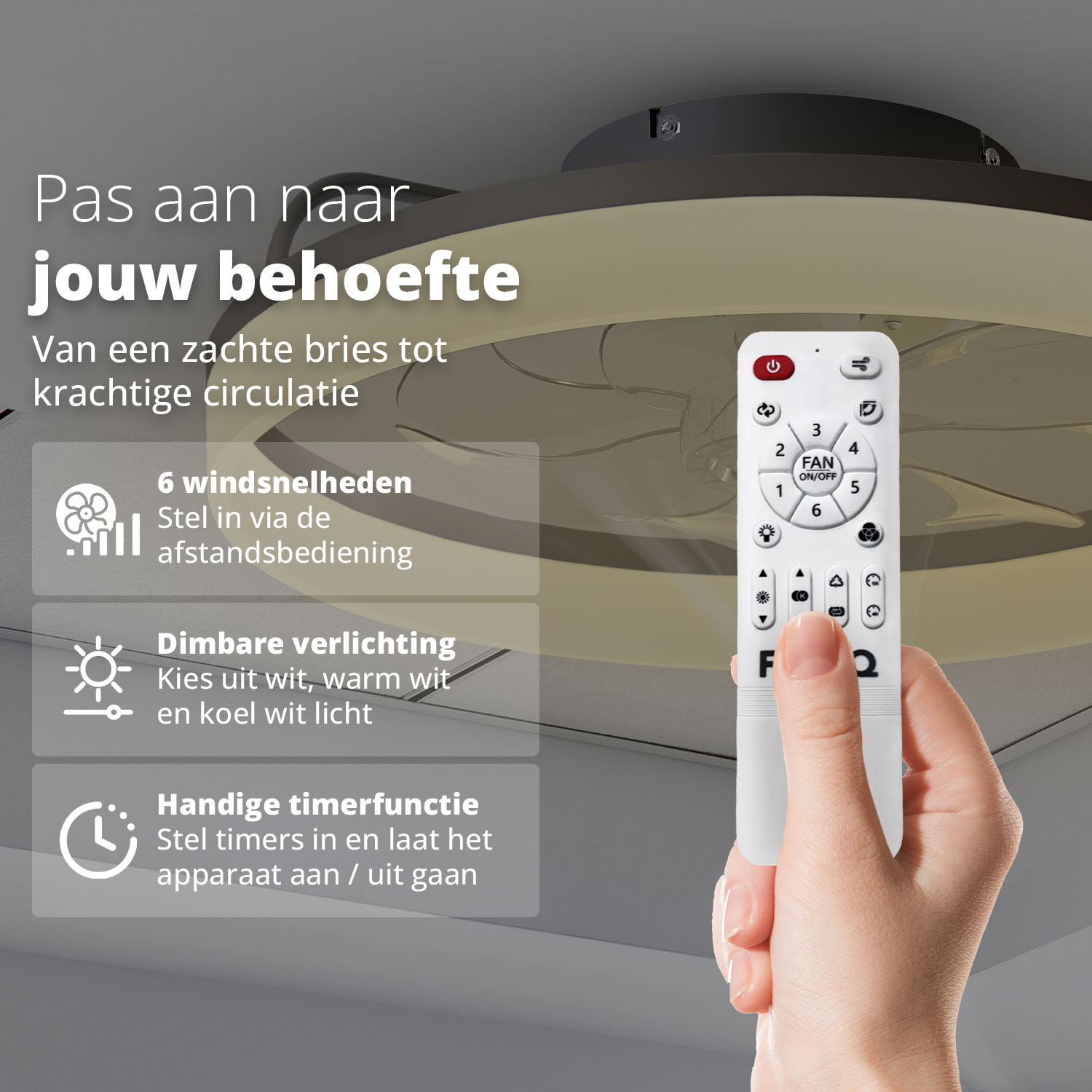 Une main tenant une télécommande, avec un ventilateur de plafond en arrière-plan.