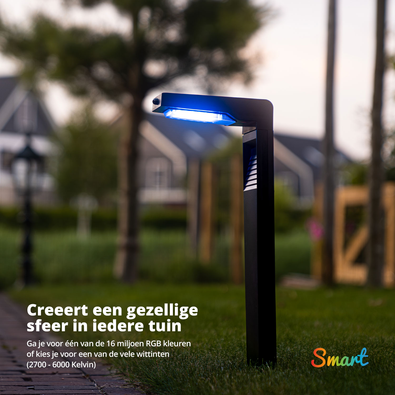 Een zwarte buitenlichtpaal die blauw licht in een tuin verlicht.