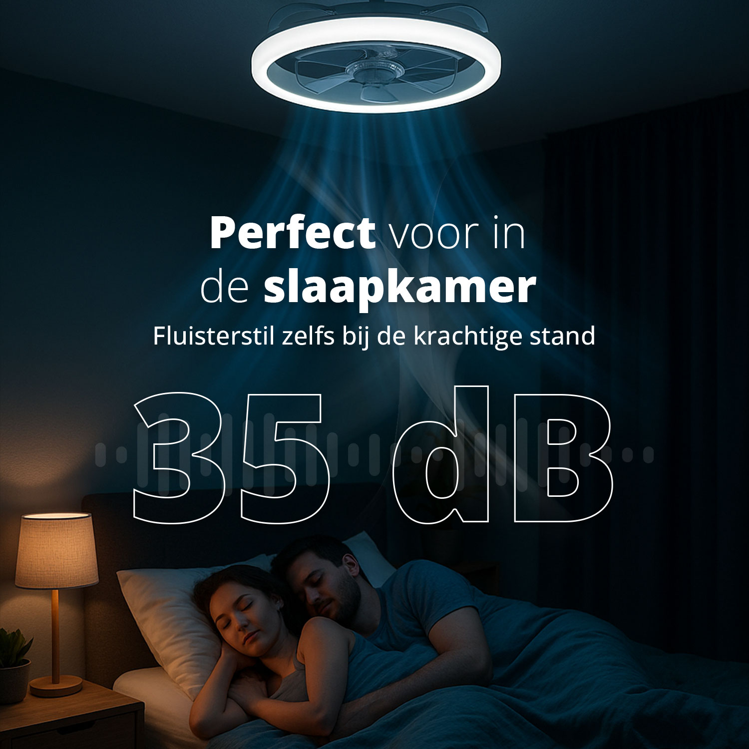 Plafondventilator met licht boven bed, slapend stel. Tekst zegt perfect voor slaapkamer en 35 dB.
