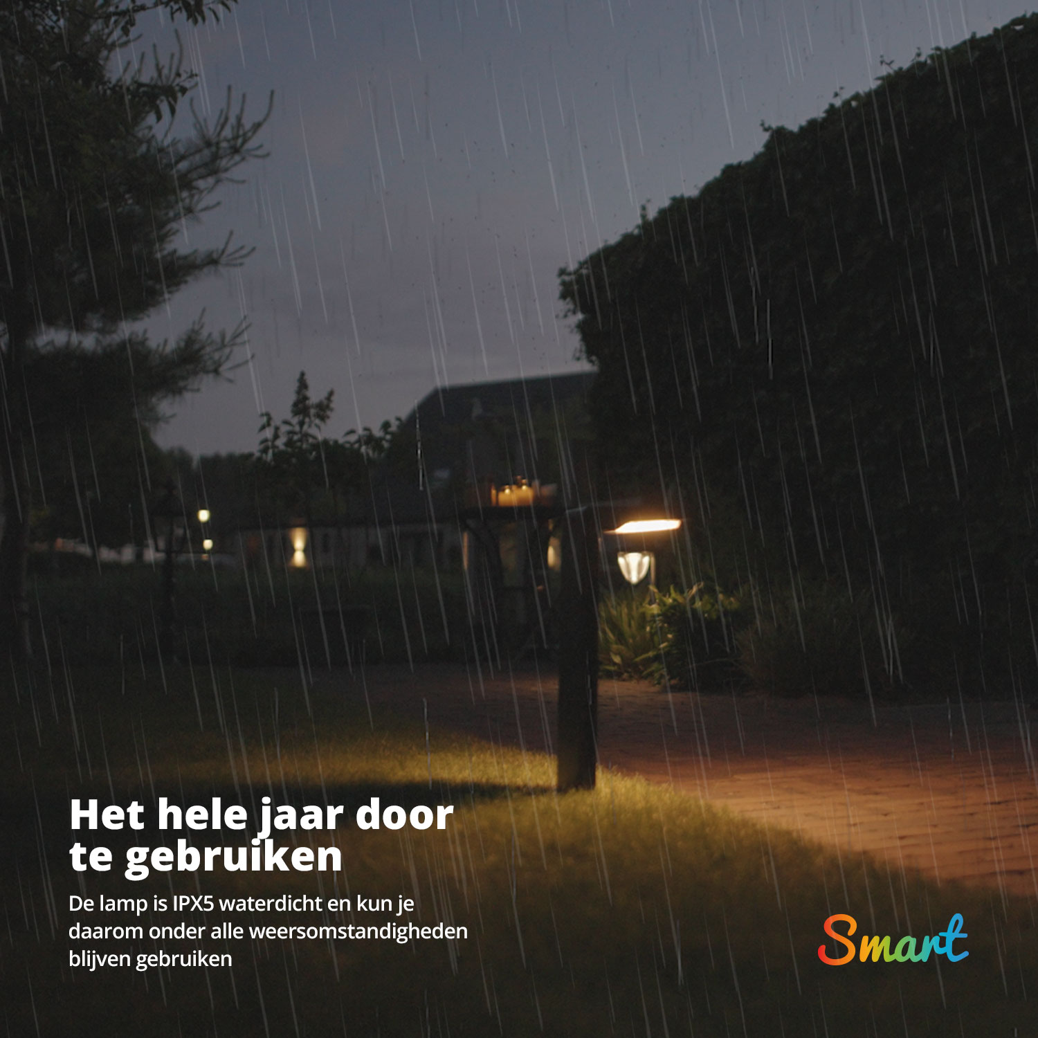 Buitenlamp in de regen. De lamp staat aan en verlicht het gras.