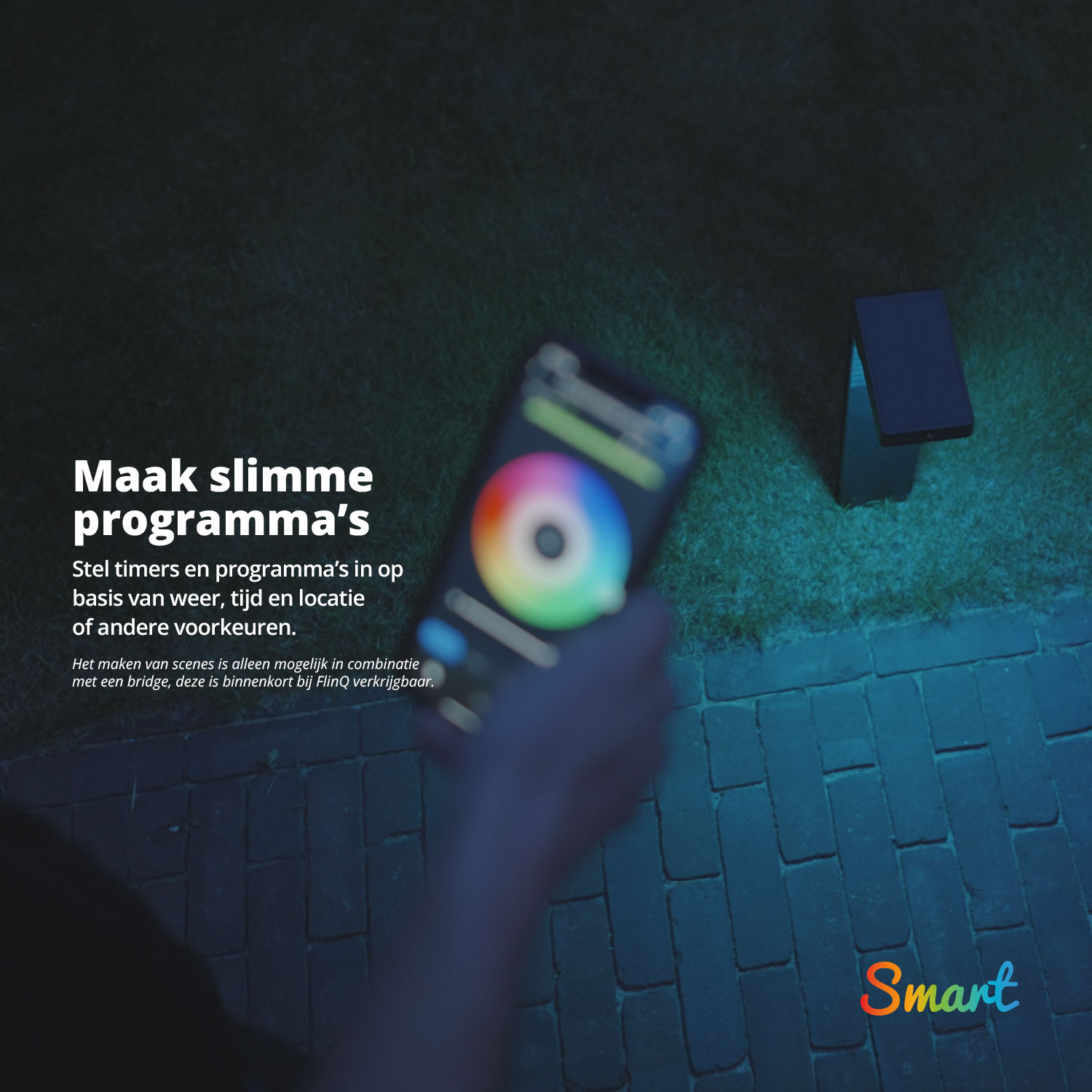 Hand die een smartphone vasthoudt die slimme buitenverlichting bedient. Het scherm toont kleurregelaars.
