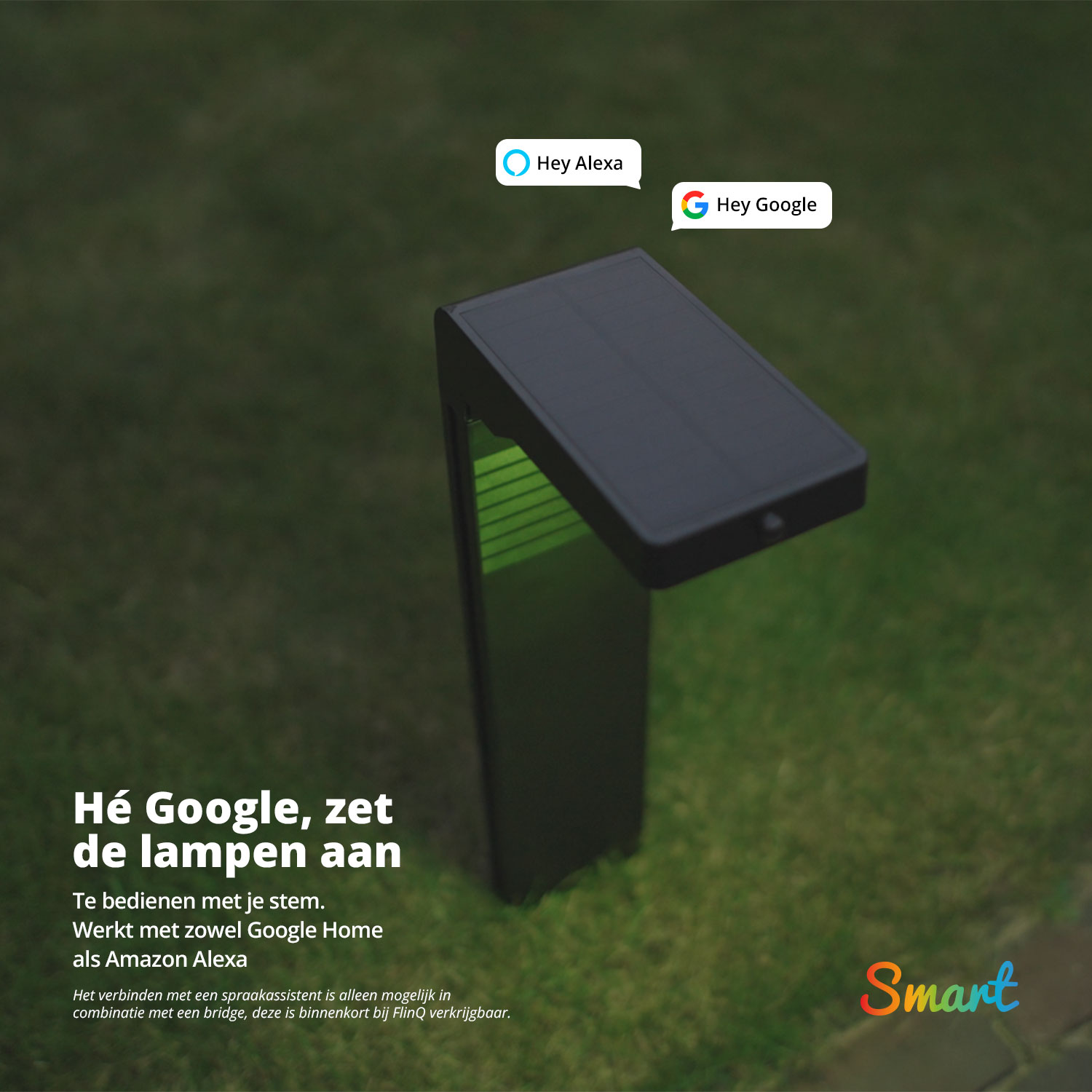 Zwarte buitenlamp op gras met tekst en spraakballonnen voor spraakassistenten.