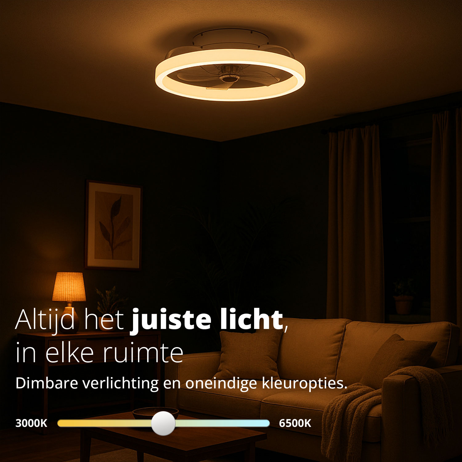 Un ventilateur de plafond avec un anneau lumineux. La pièce est sombre avec un canapé et une lampe de table.