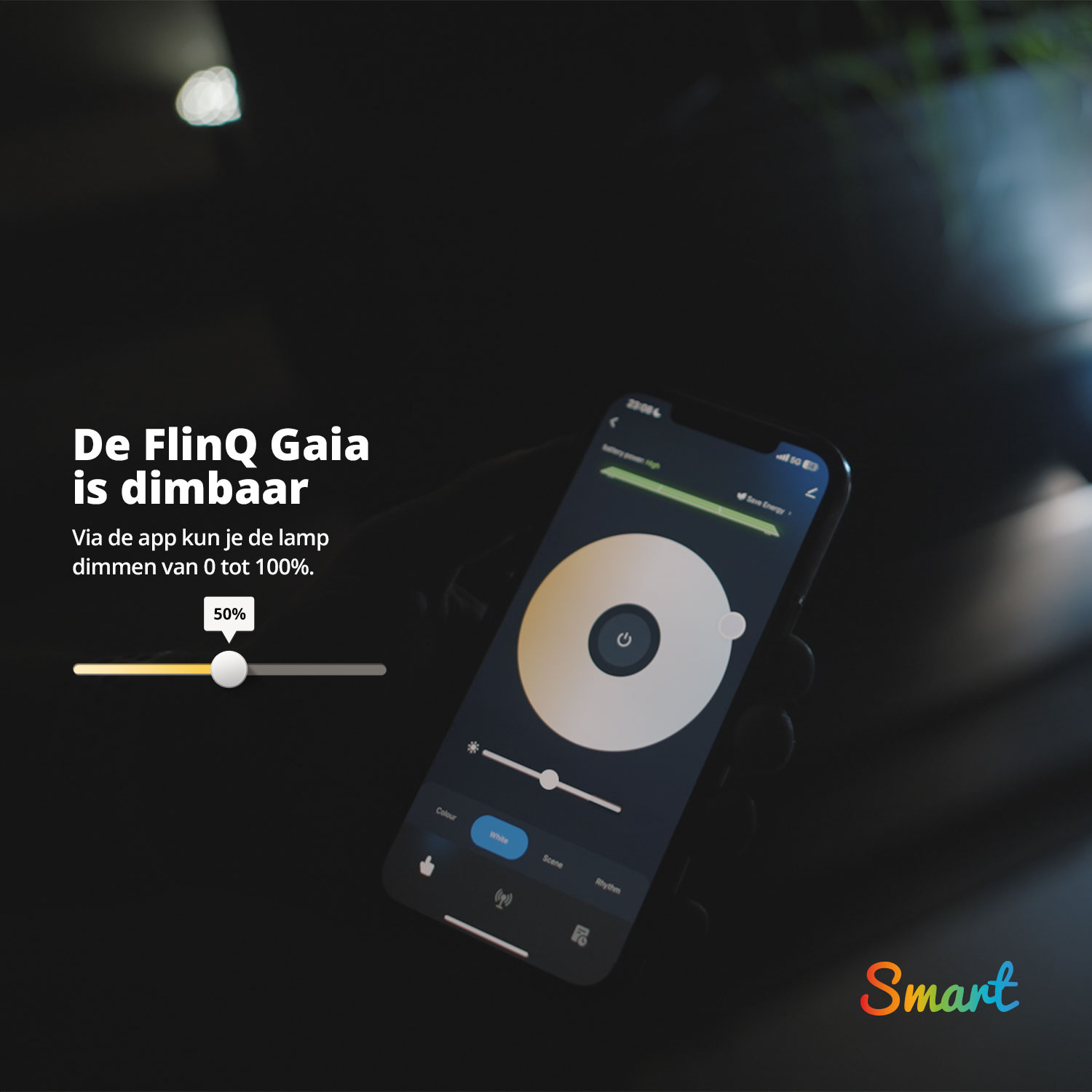 Een persoon houdt een smartphone vast met een lamp-app-interface.