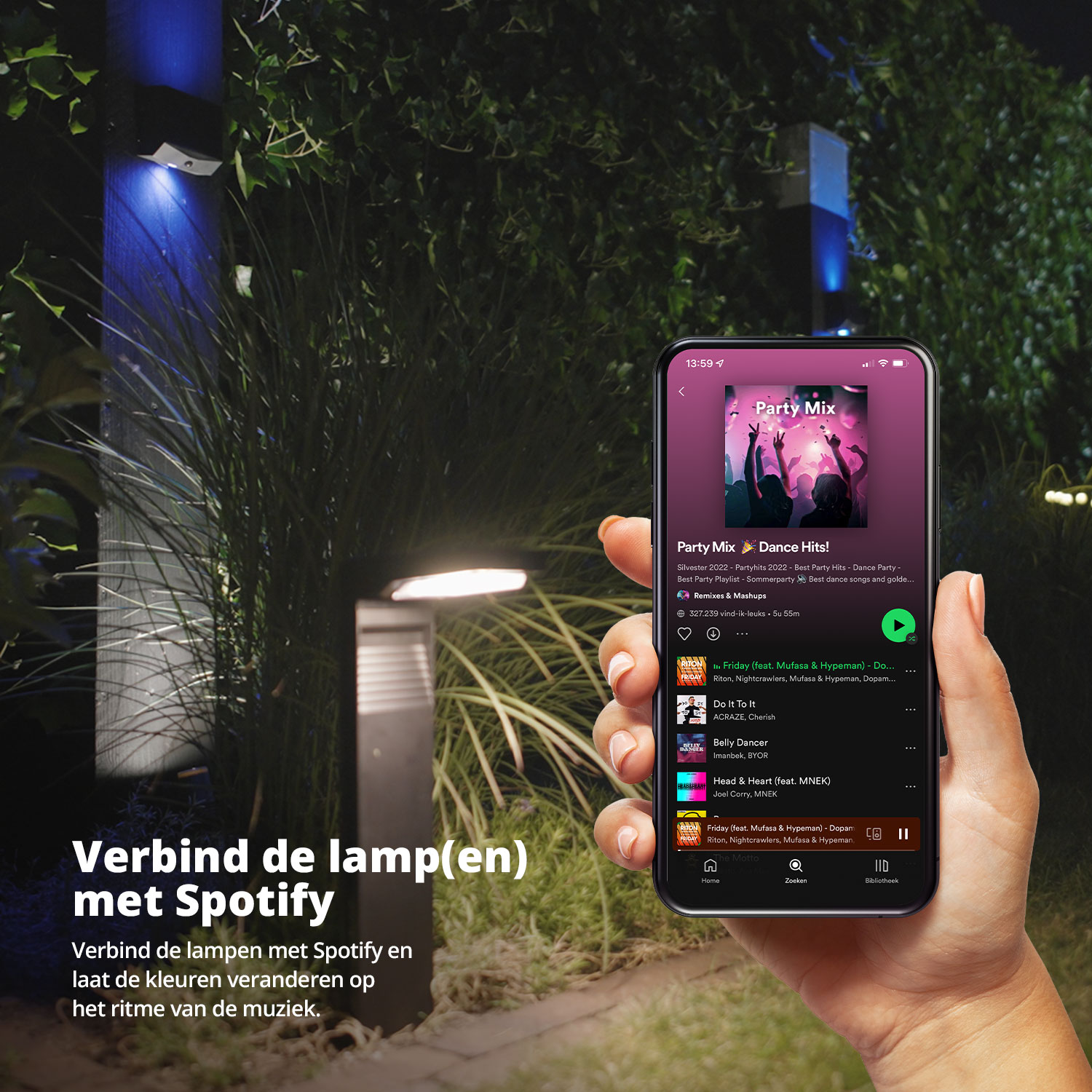 Een hand die een telefoon vasthoudt, met een Spotify-afspeellijst, met buitenverlichting op de achtergrond.