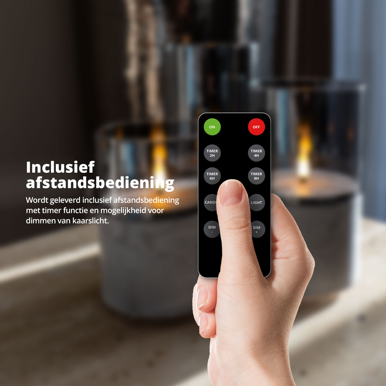 Eine Person hält eine schwarze Fernbedienung für eine Kerze mit Tasten für Timer, Licht, Dimmen und Ein/Aus.