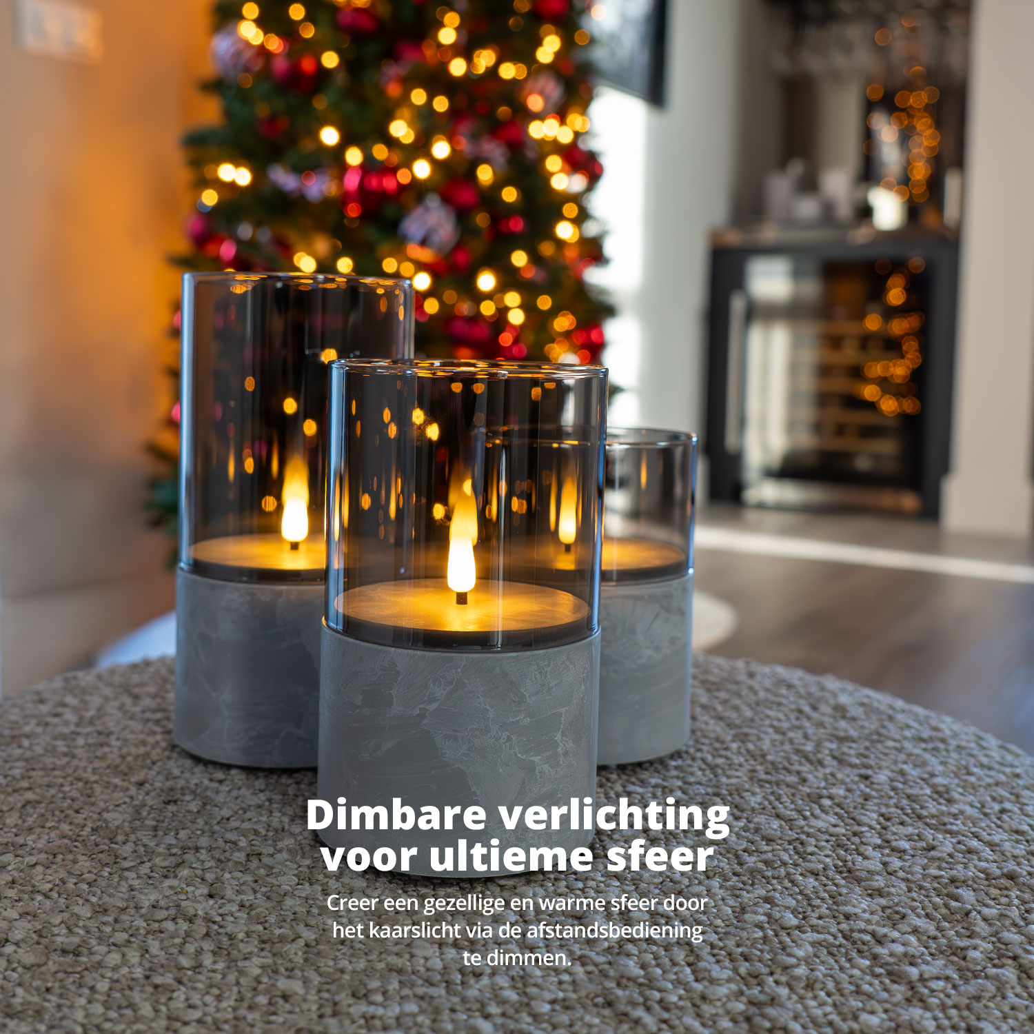 Drei Kerzenhalter mit brennenden Kerzen. Weihnachtsbaum und gemütliches Interieur im Hintergrund.