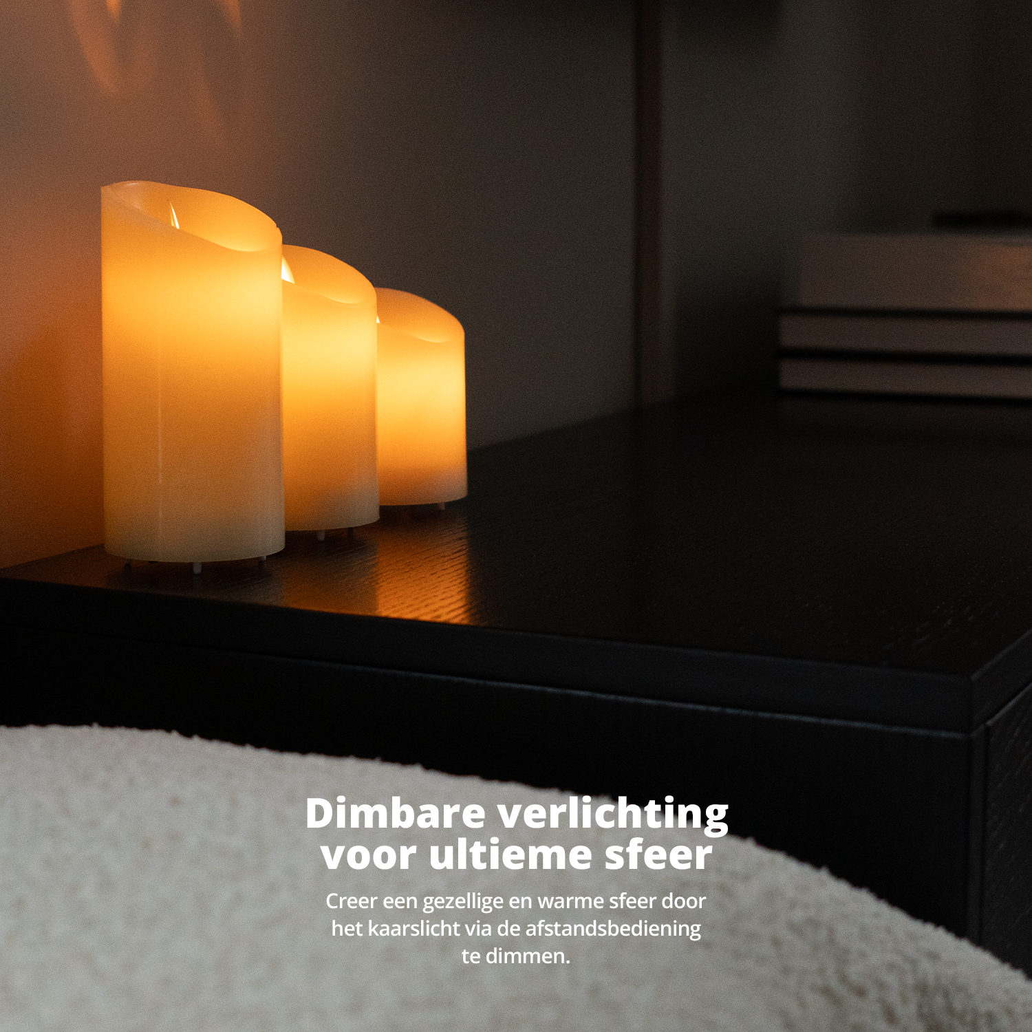 Drie brandende kaarsen op een zwart oppervlak. Tekst beschrijft dimbare verlichting en gezellige sfeer.