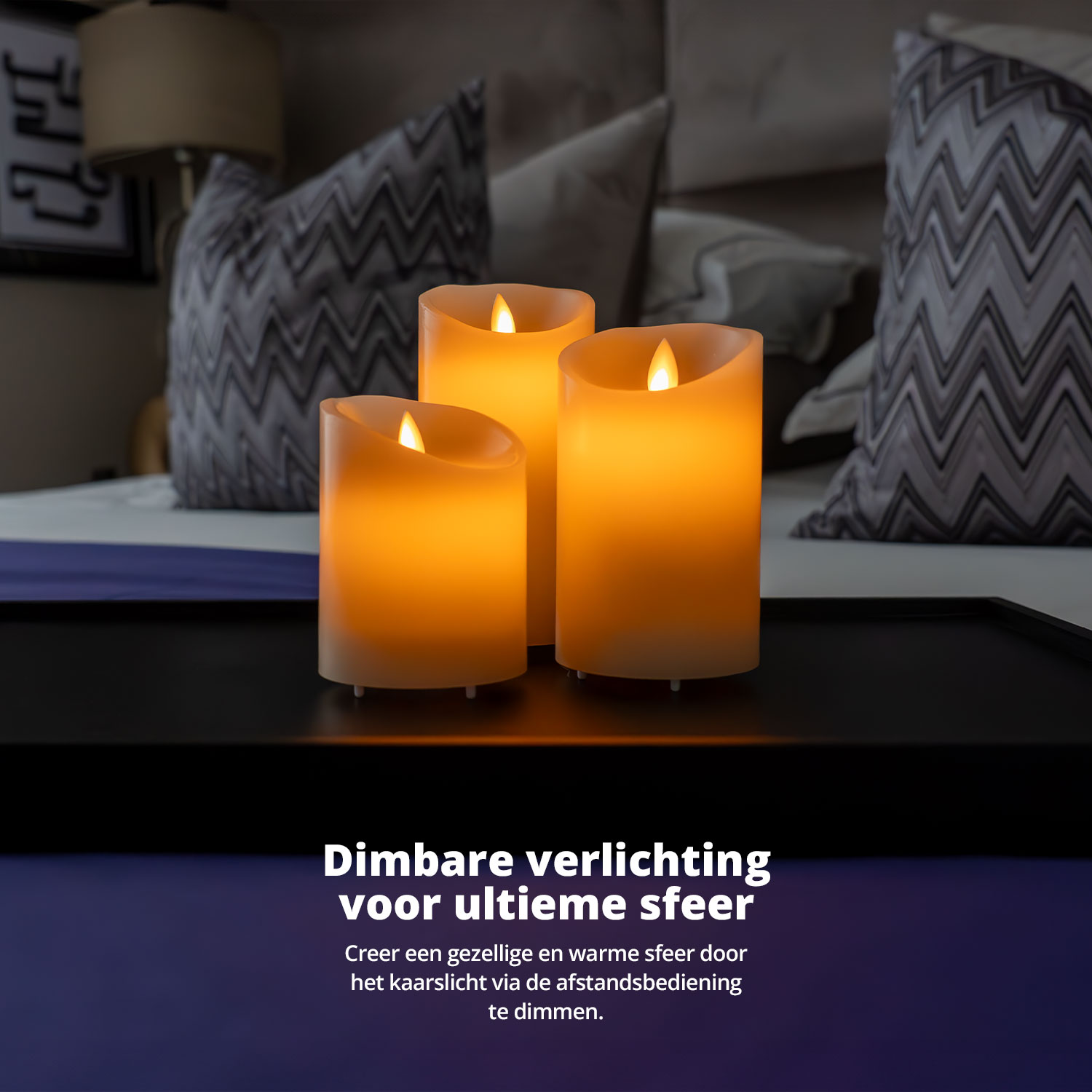 Brandende kaarsen op zwarte tray. Achtergrond: bed en kussens. Tekst: 'Gedimd licht voor ultieme sfeer'.