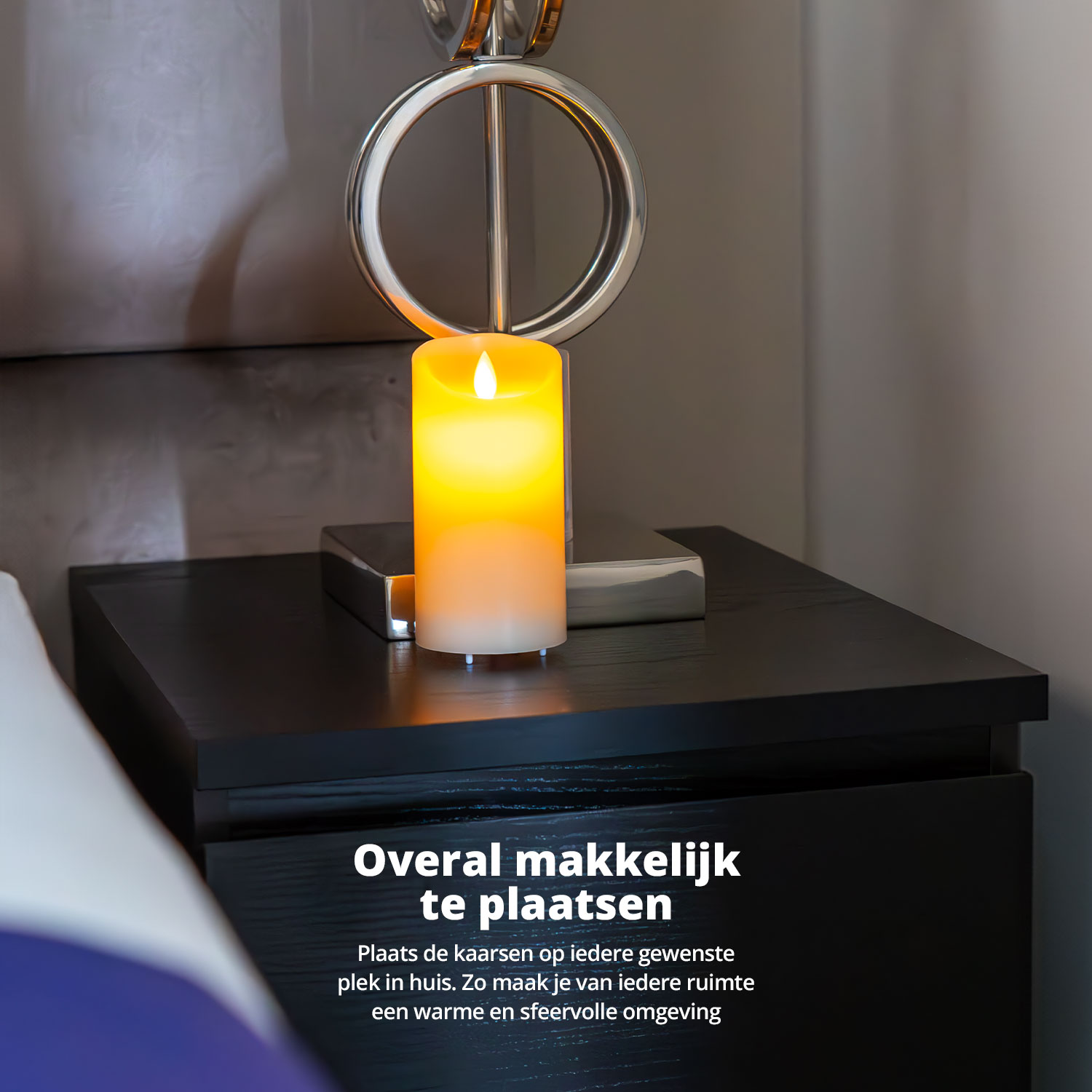 Een kaarsachtige lamp op een zwart nachtkastje naast een bed.