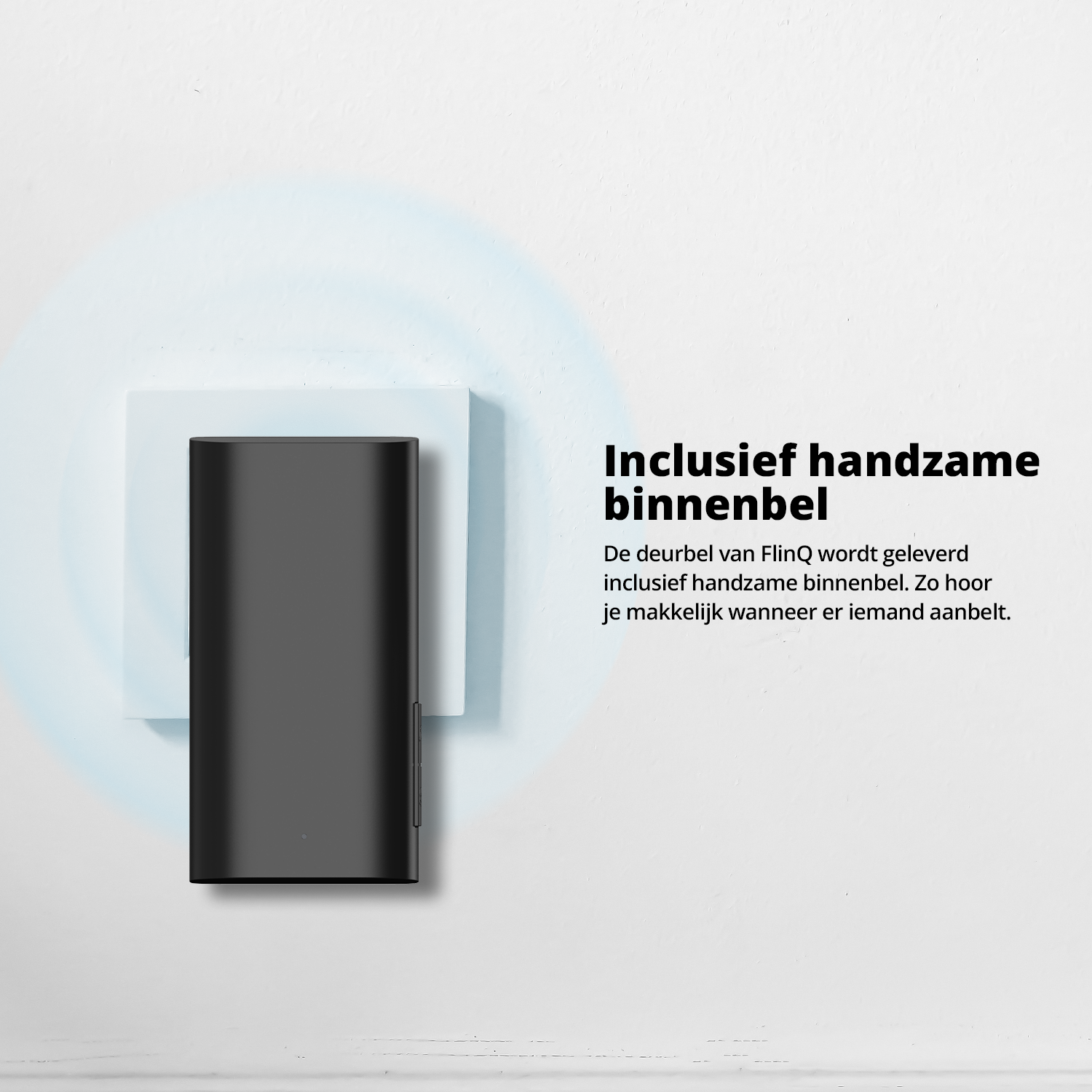 Schwarze Türklingel auf weißem Quadrat, an weißer Wand. Text: 'Inklusive handlicher Türklingel.'