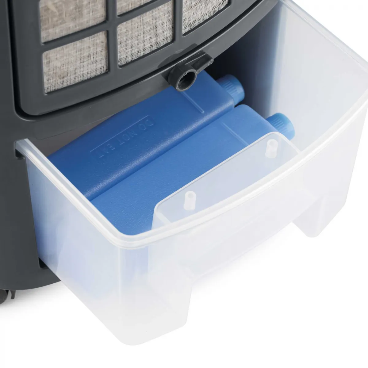 Primer plano de un dispositivo de enfriamiento con paquetes de hielo azules en un cajón transparente.