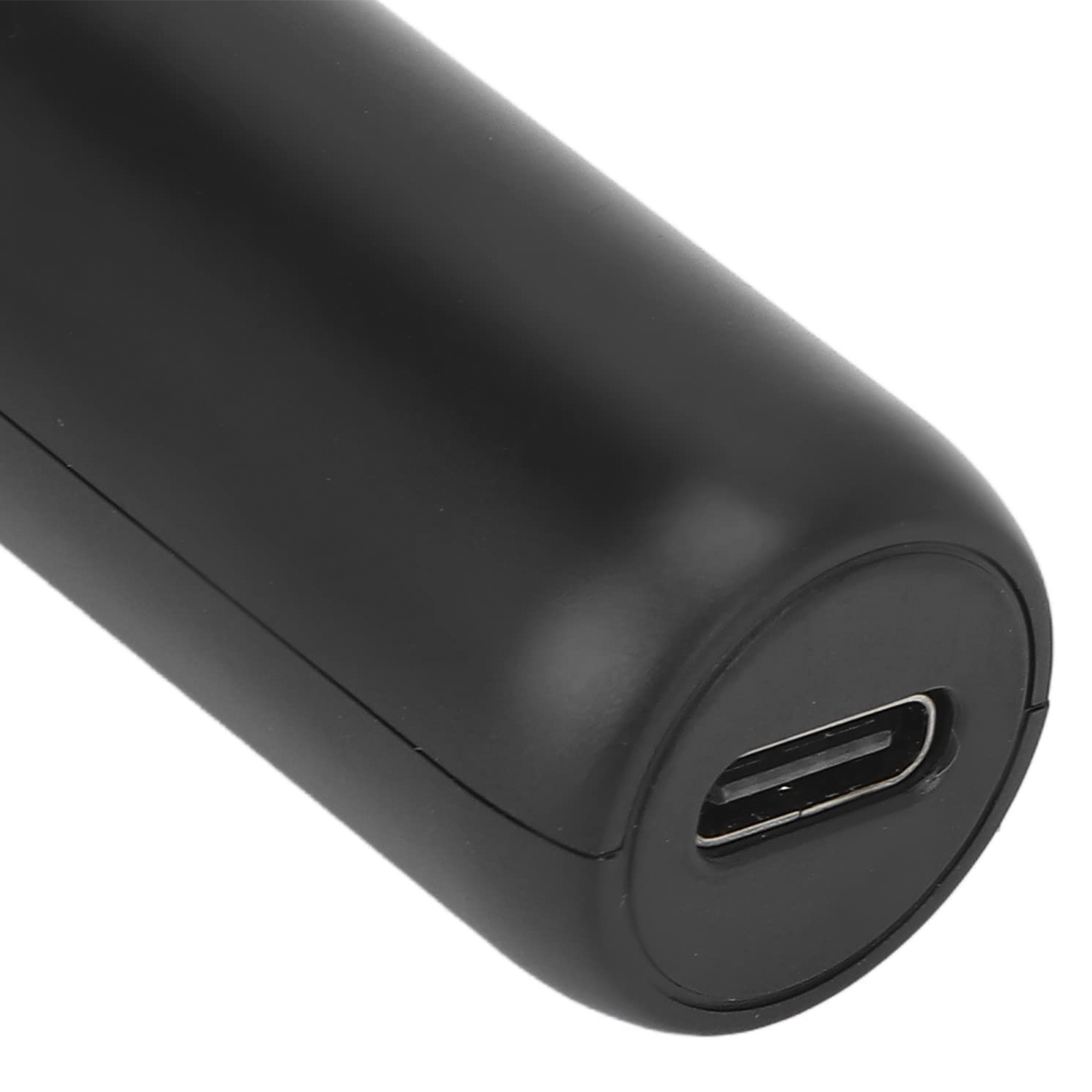 Primer plano de un puerto USB-C negro en un dispositivo negro. El fondo es negro.