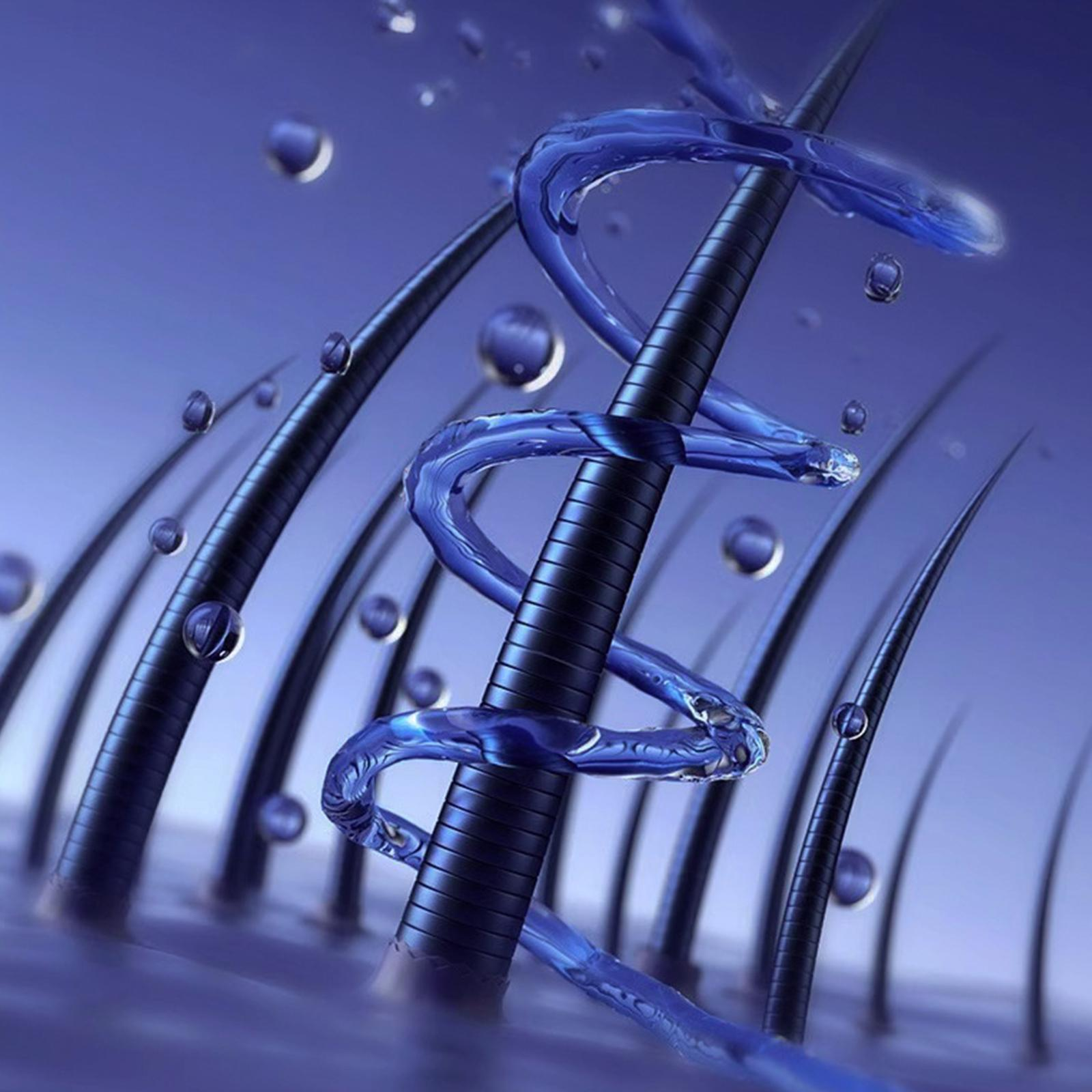 Haarsträhnen mit Wasser, das sie umspült, mit Blasen auf blauem Hintergrund.