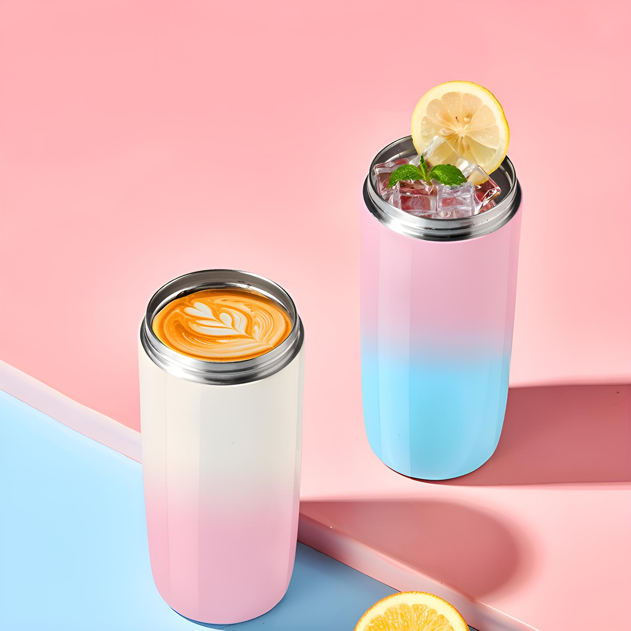 Zwei rosa-blaue Farbverlauf-Becher. Einer mit Latte Art, der andere mit Eis.