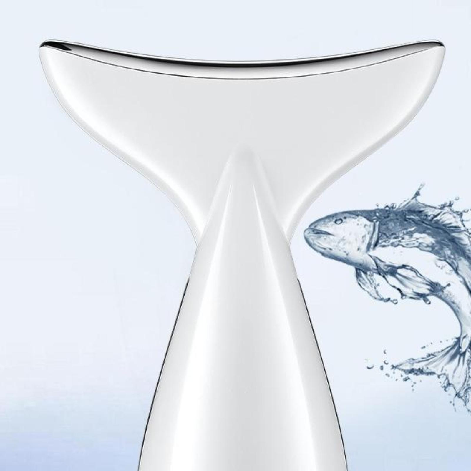 Ein weißes Gerät in Form einer Walflosse, mit einem Wasserspritzer und einer Fischillustration im Hintergrund.