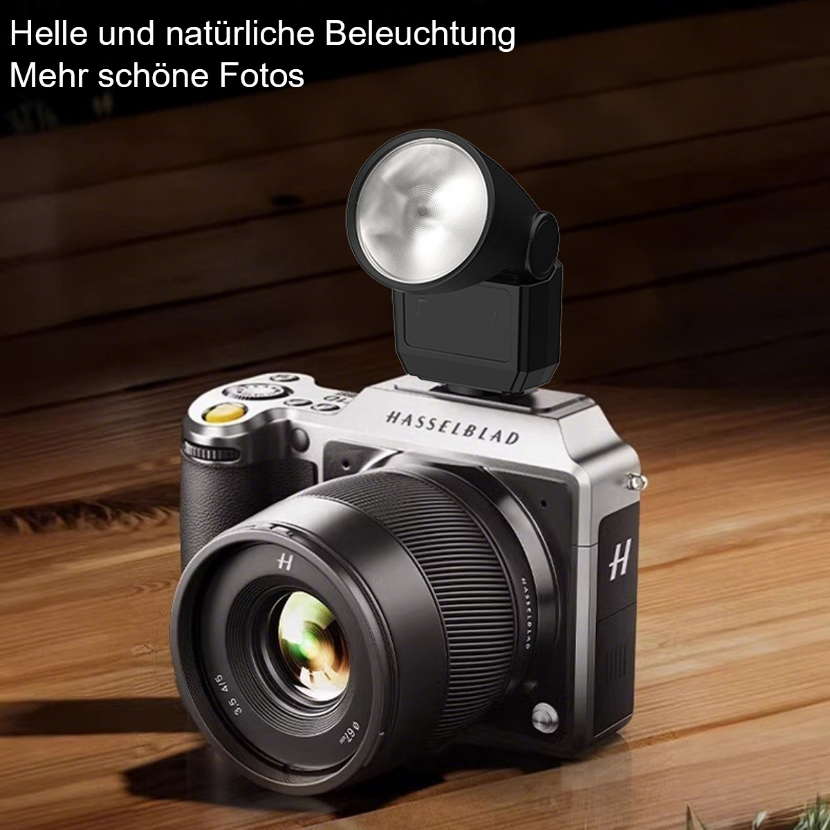Eine Kamera mit Blitzaufsatz auf einem Holztisch. Der Text Helle und natürliche Beleuchtung ist sichtbar.