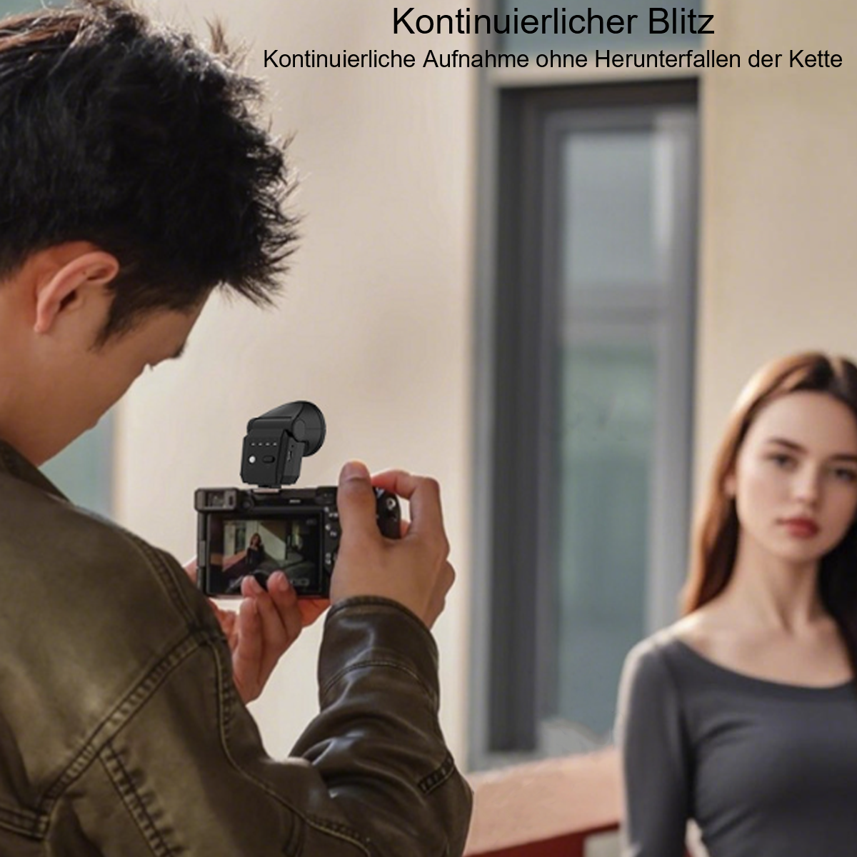 Eine Person hält eine Kamera mit Blitzaufsatz und macht ein Foto von einer Frau im Hintergrund.
