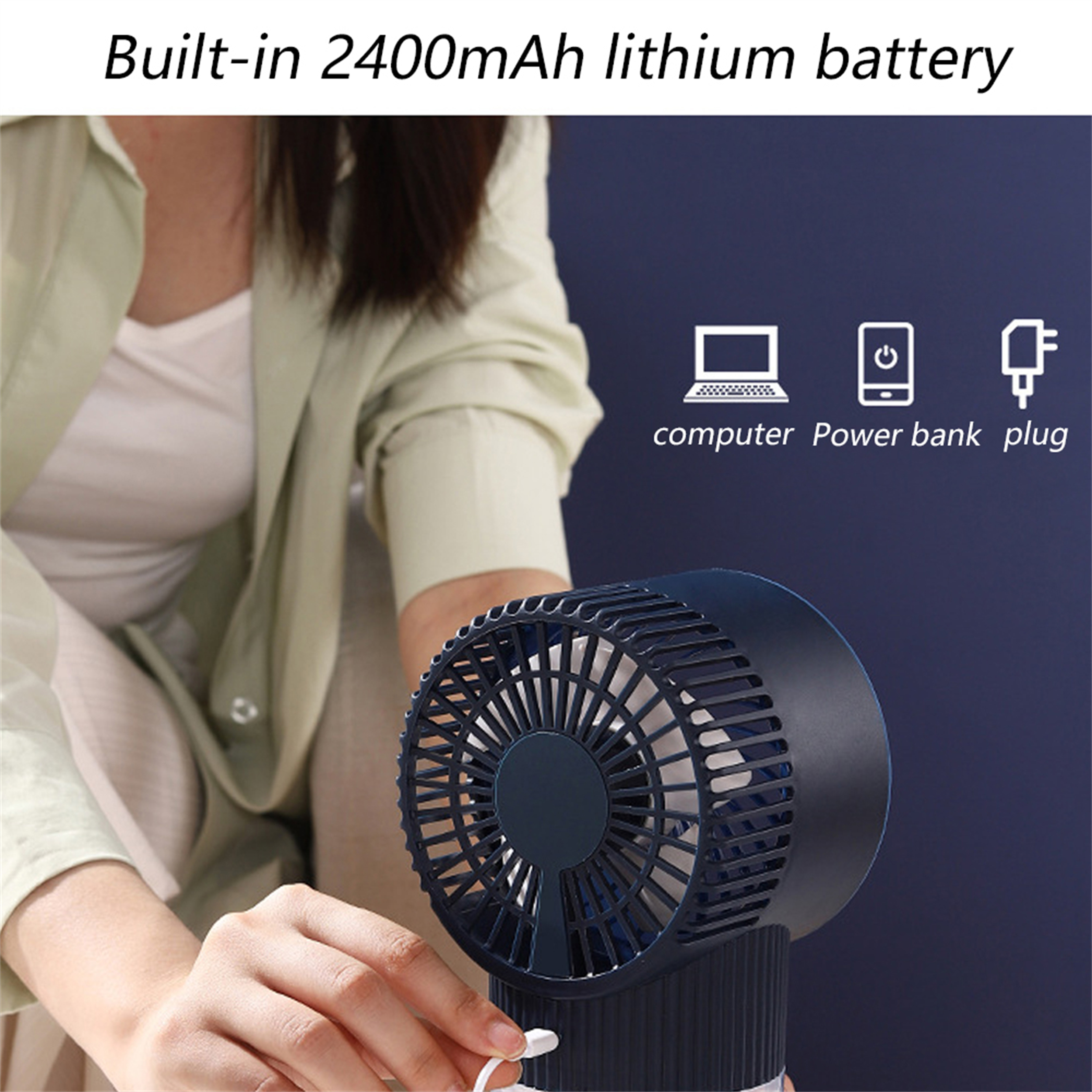 Eine Person hält einen kleinen, blauen Ventilator mit einem Ladekabel.