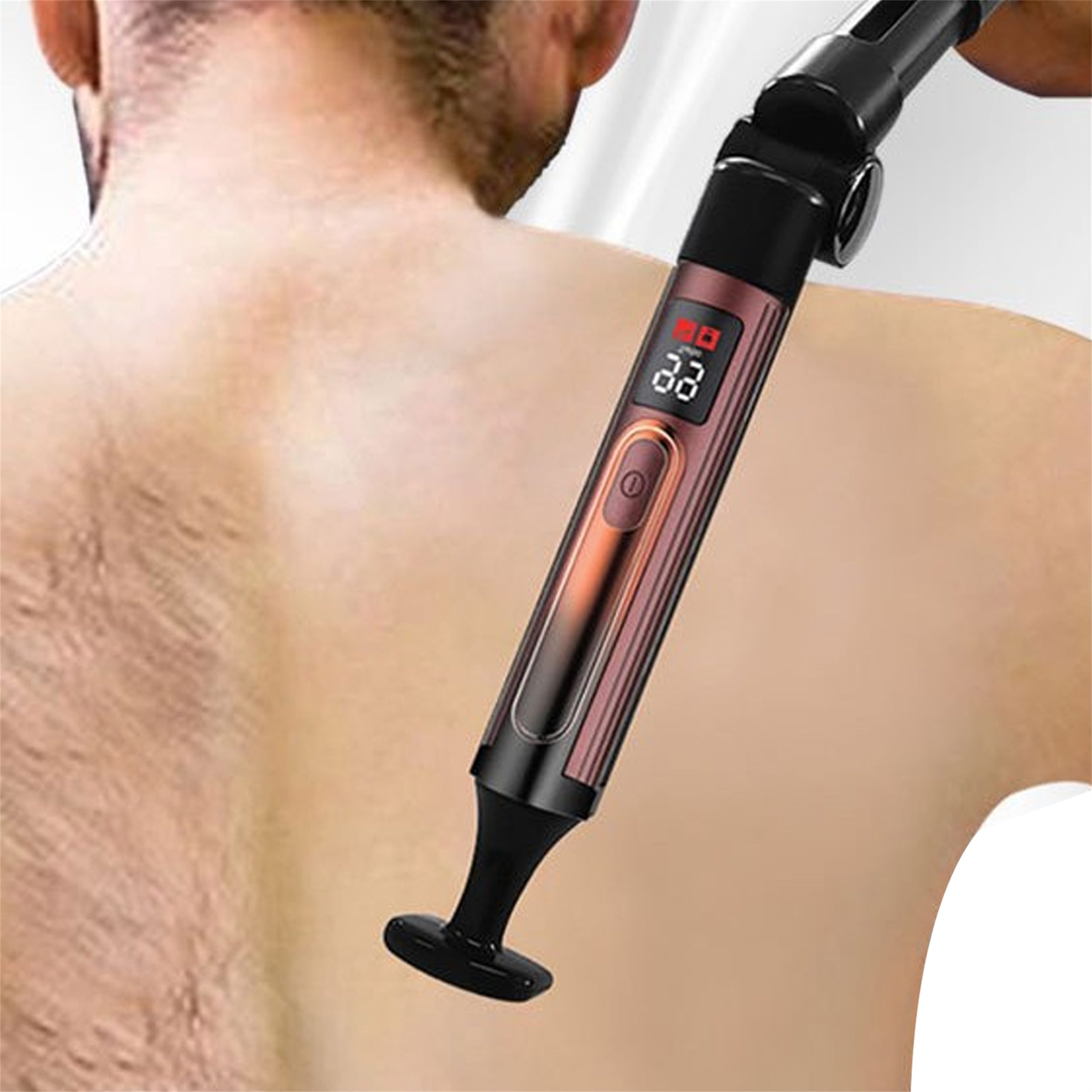 Der Rücken einer Person mit einem Massagegerät, Digitalanzeige zeigt eine Zahl.