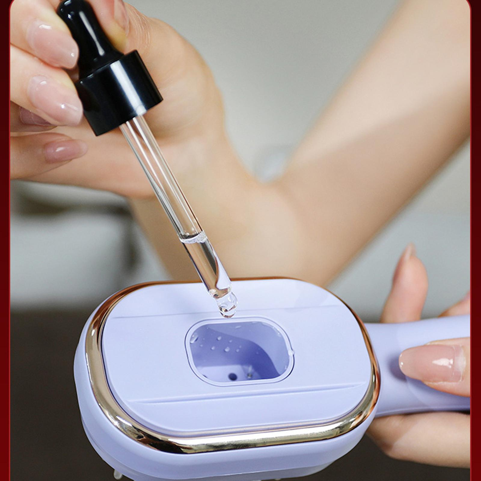Die Hand hält eine Pipette über einem lila Gerät, wobei ein Tropfen Flüssigkeit hineinfällt.