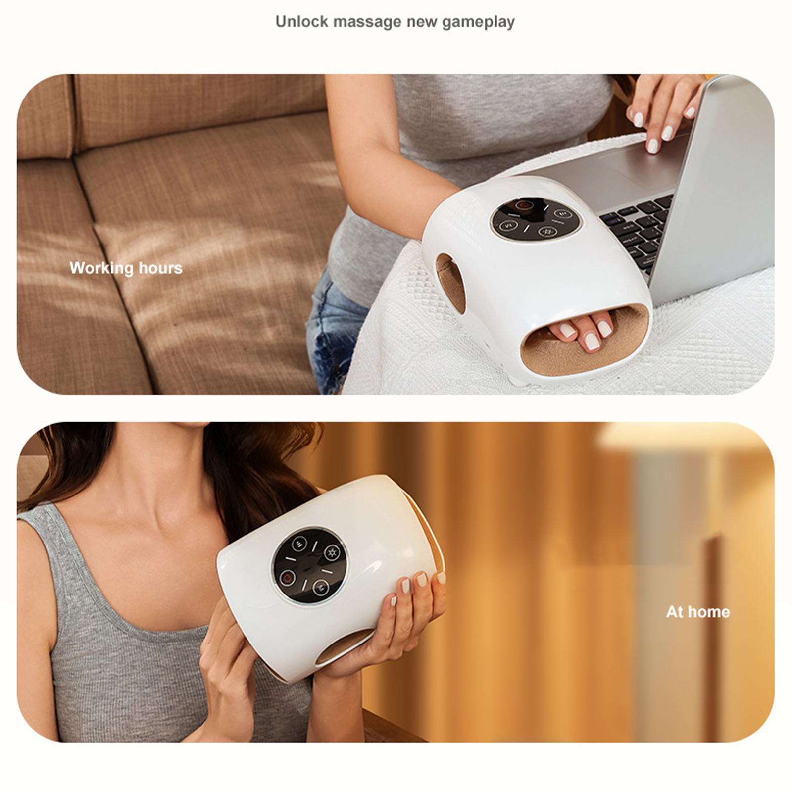 Zwei Fotos mit einem Handmassagegerät in Gebrauch; auf einem Sofa und auf einem Laptop.