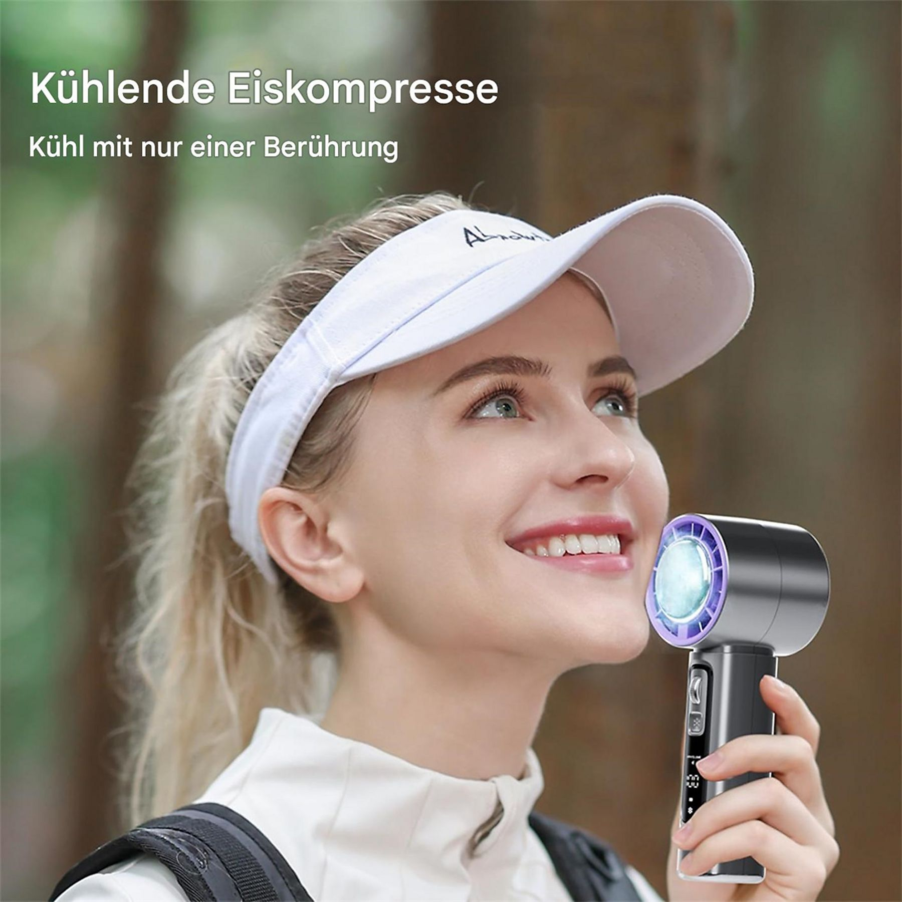 Eine Frau mit Visier, mit silbernem Ventilator und kühlem Licht, das auf ihr Gesicht scheint.