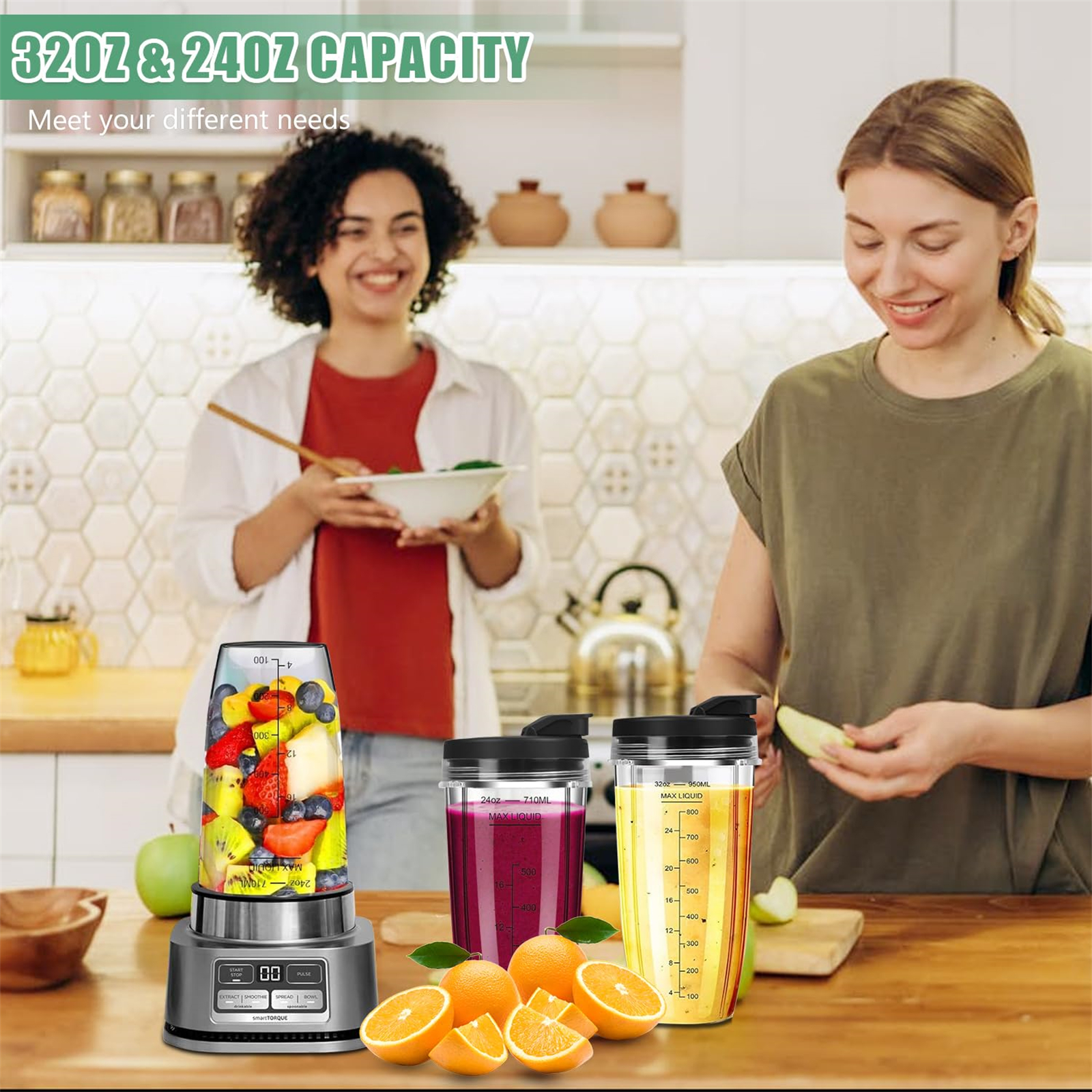 Frauen machen Smoothies mit Mixer und Bechern. Orangen im Vordergrund.